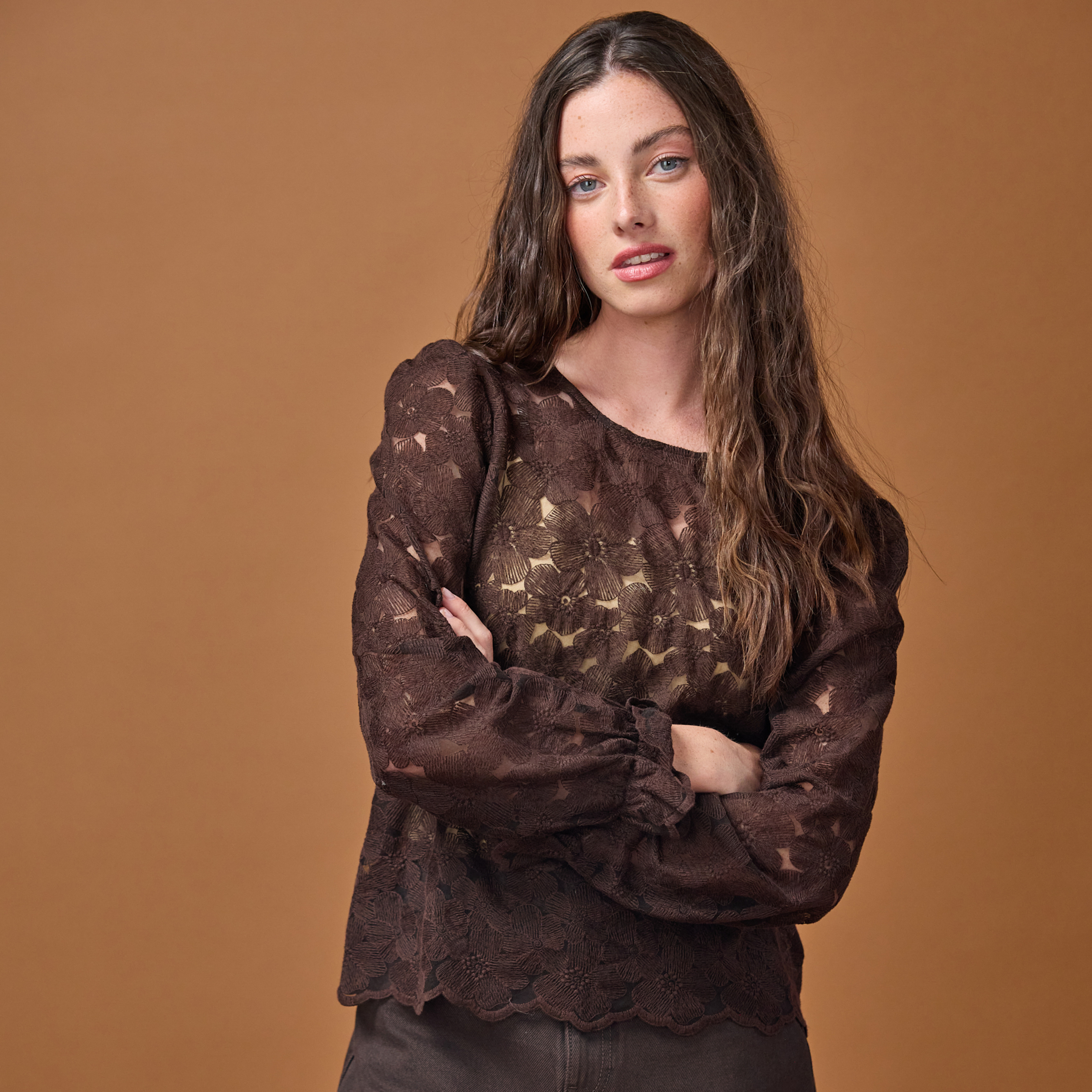 Blouse en dentelle d&eacute;collet&eacute; dos marron fonc&eacute; femme