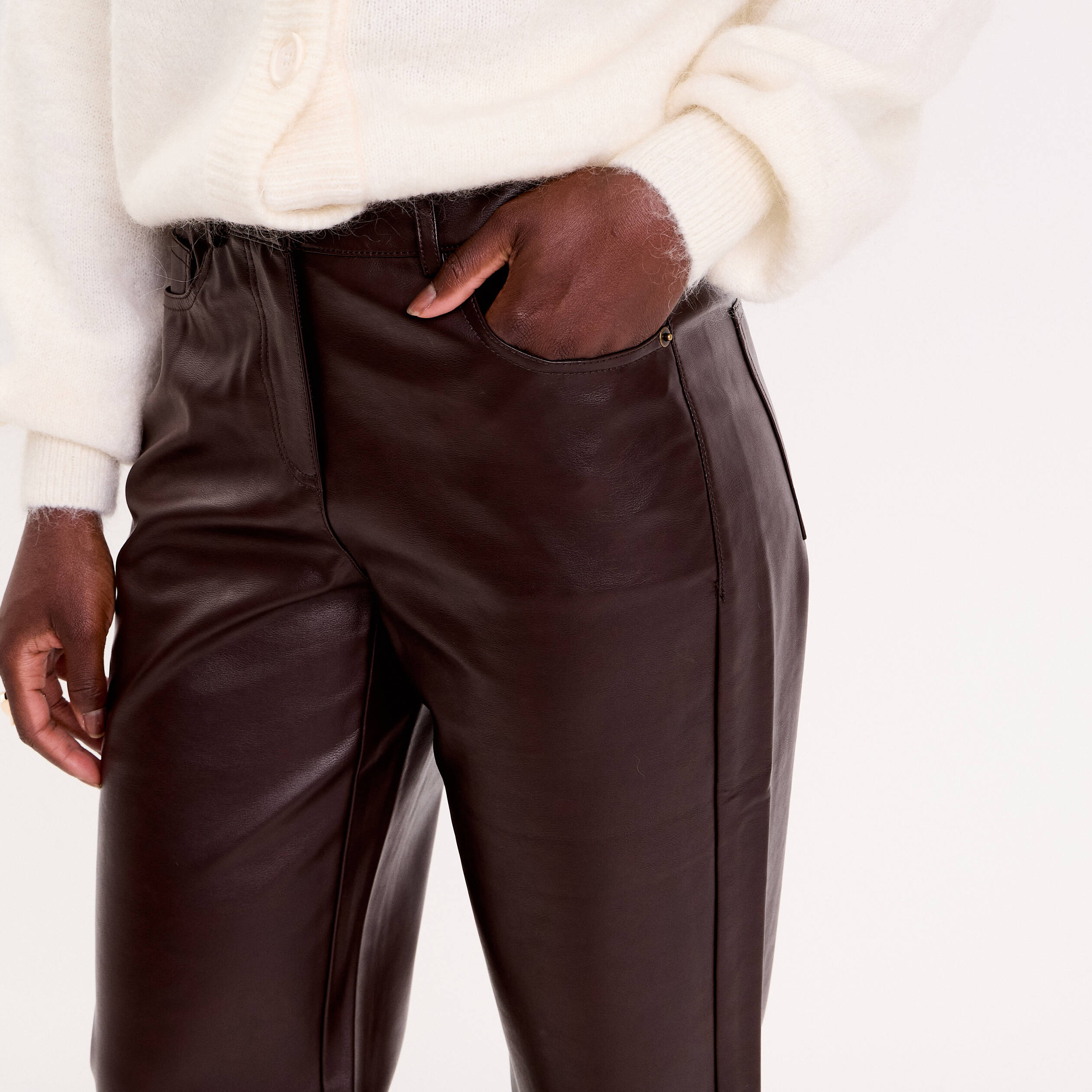 Pantalon droit similicuir marron fonc&eacute; femme
