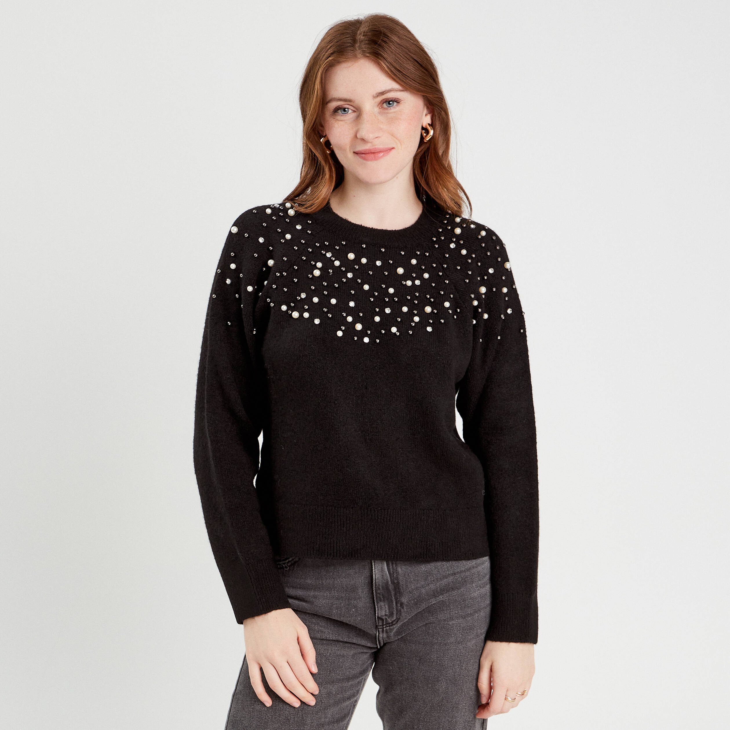 Pull perles et d&eacute;tails bijoux noir femme