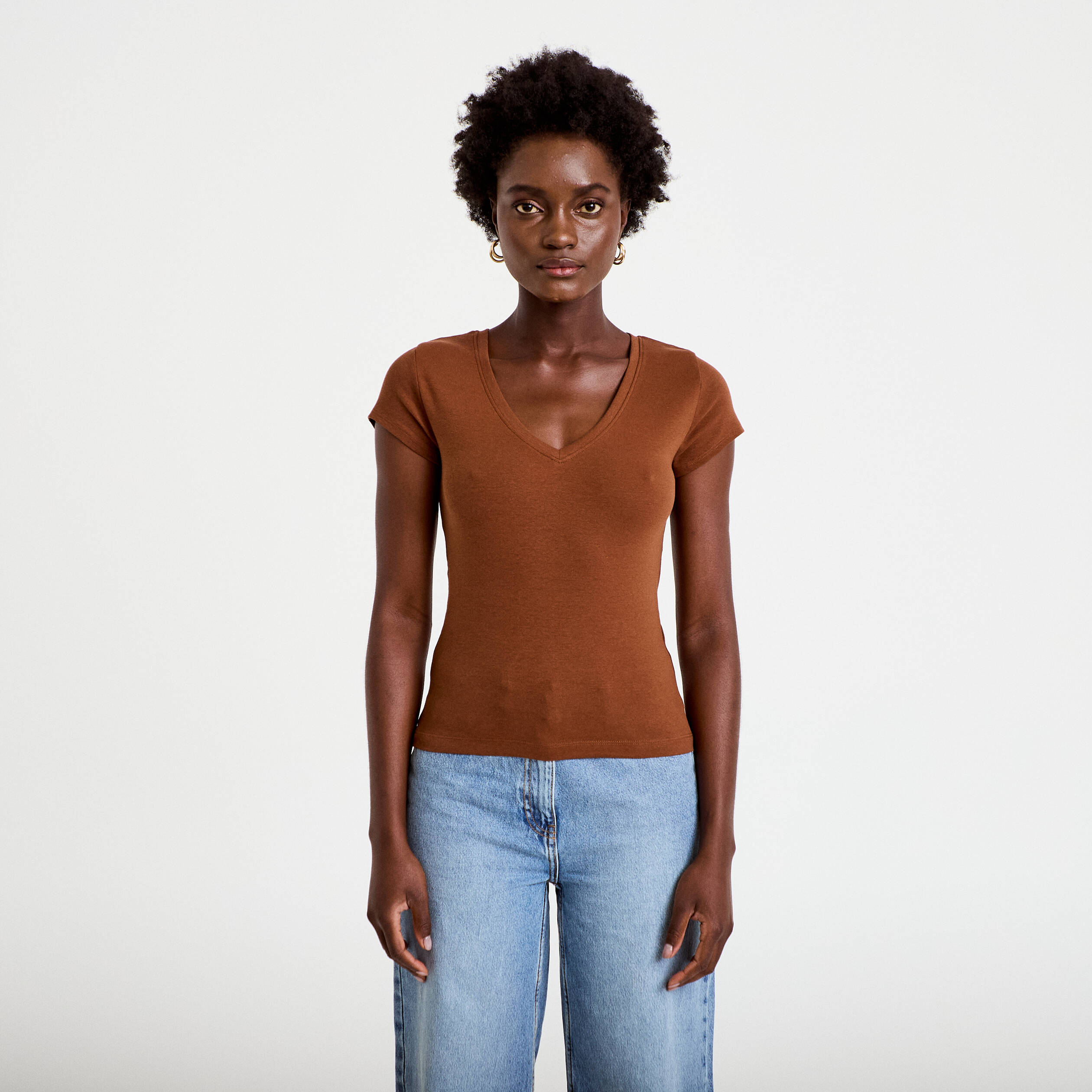 T-shirt ajust&eacute; col v manches courtes marron femme