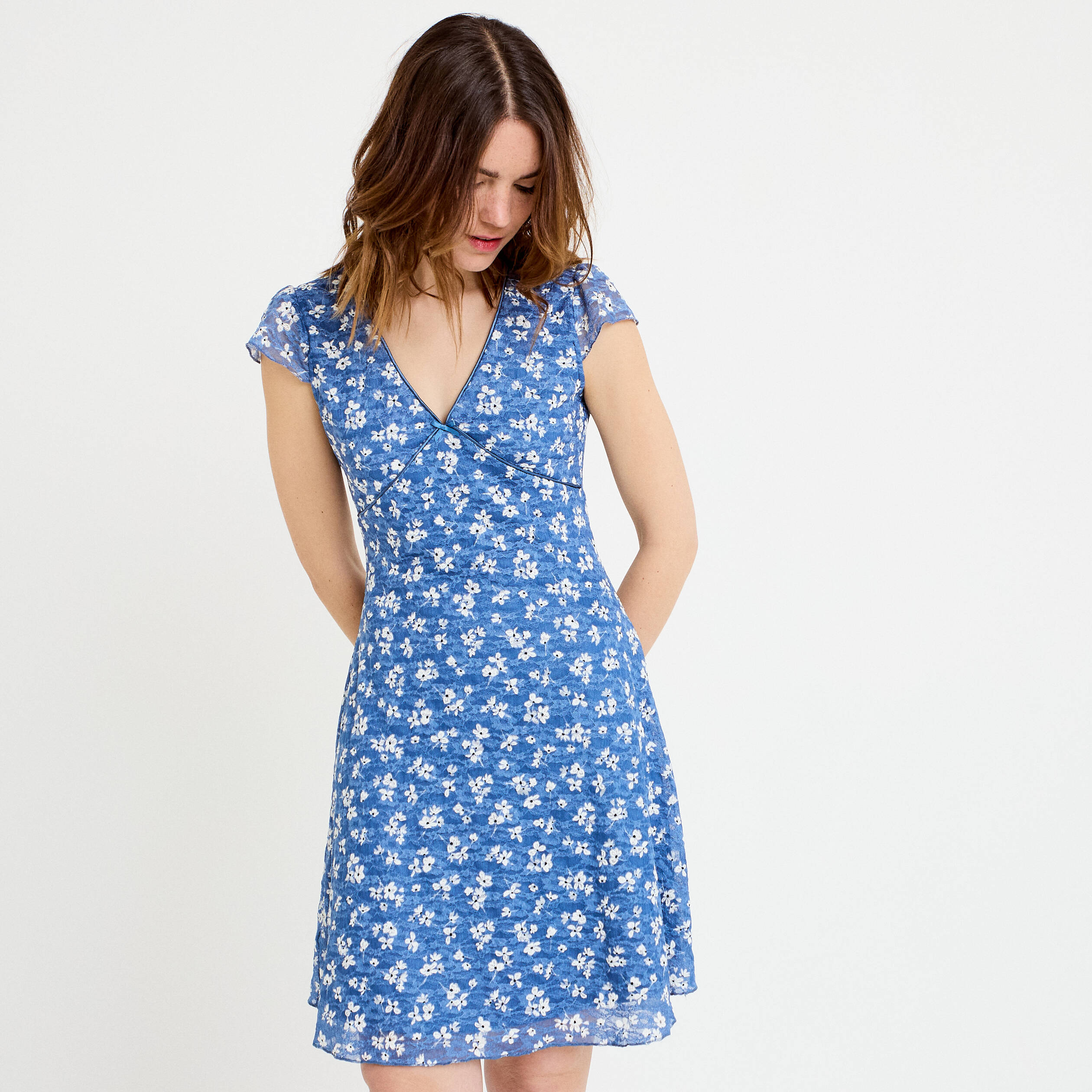 Robe ajust&eacute;e courte d&eacute;collet&eacute; dentelle bleu femme