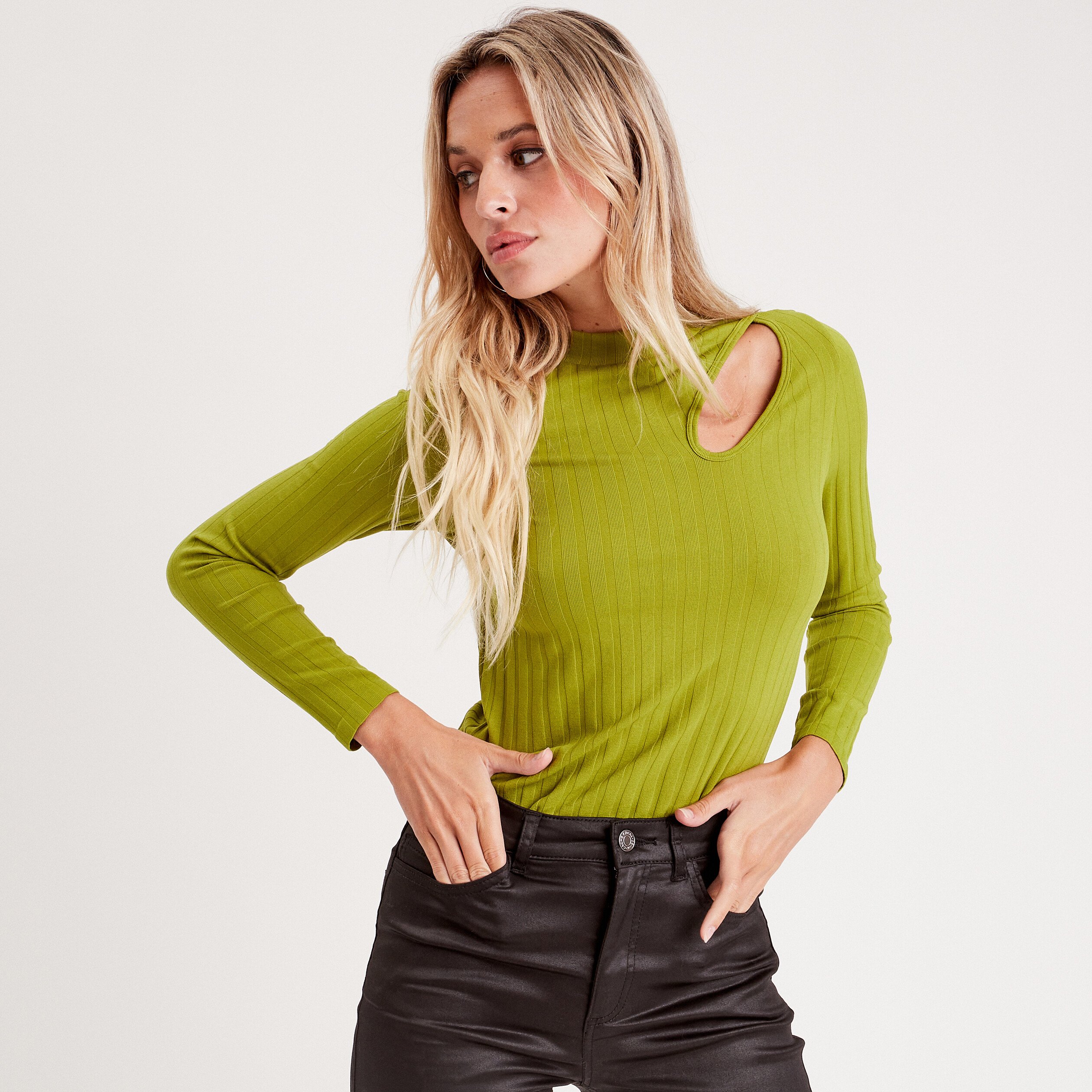 t shirt cotele avec ouverture vert anis femme T-shirt côtelé avec ouverture vert anis femme