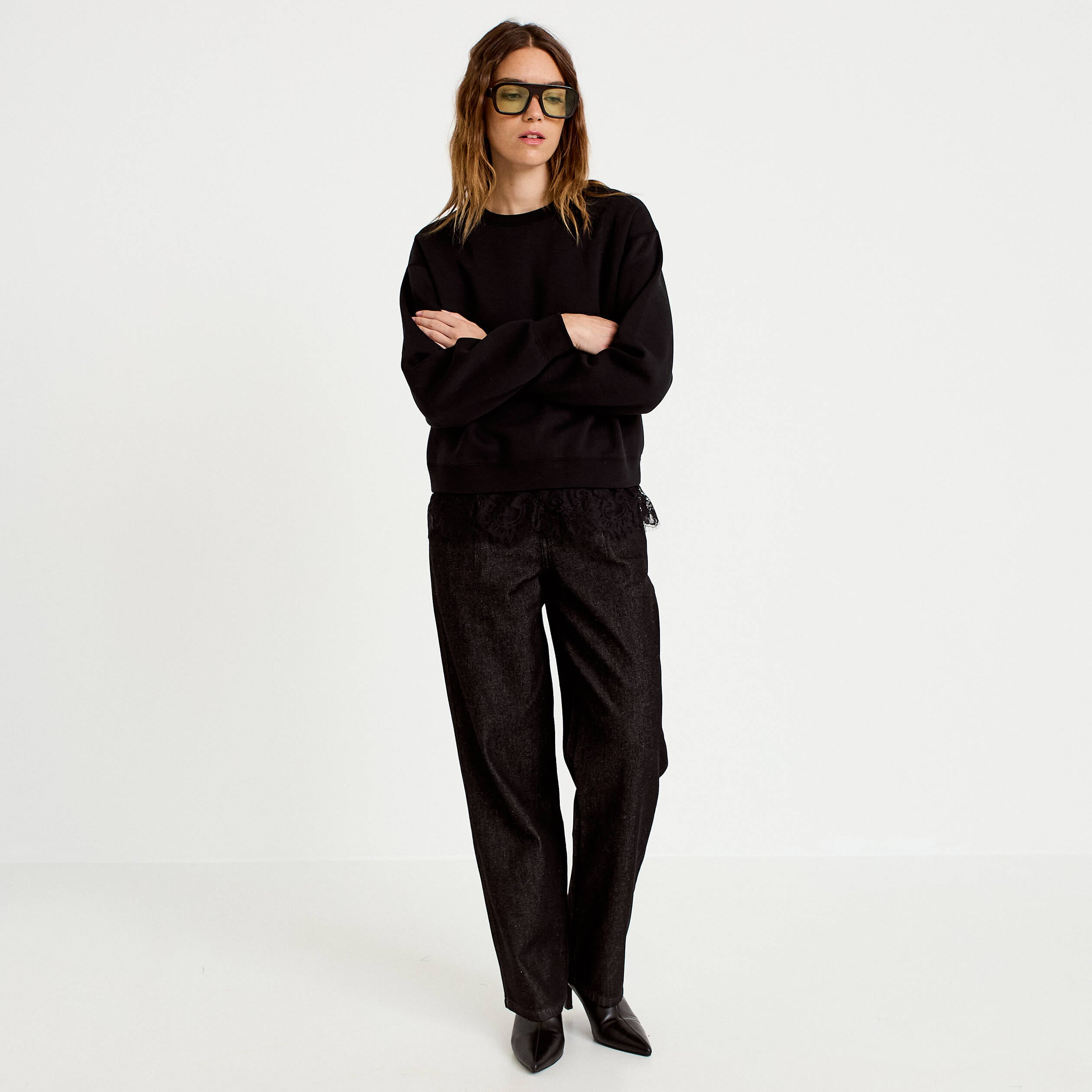Sweat droit col rond d&eacute;tail dentelle noir femme