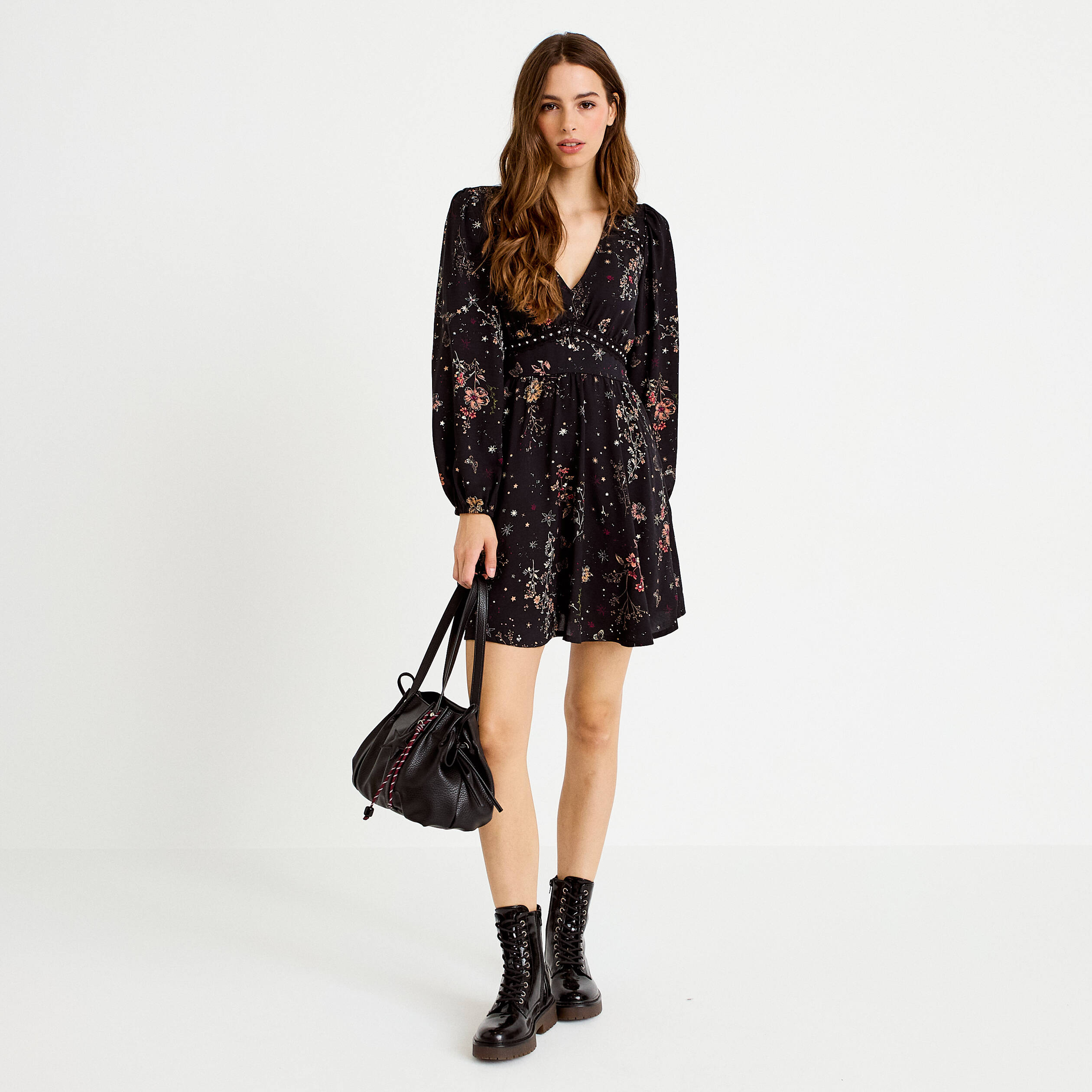 Robe courte &eacute;vas&eacute;e col v manches longues noir femme