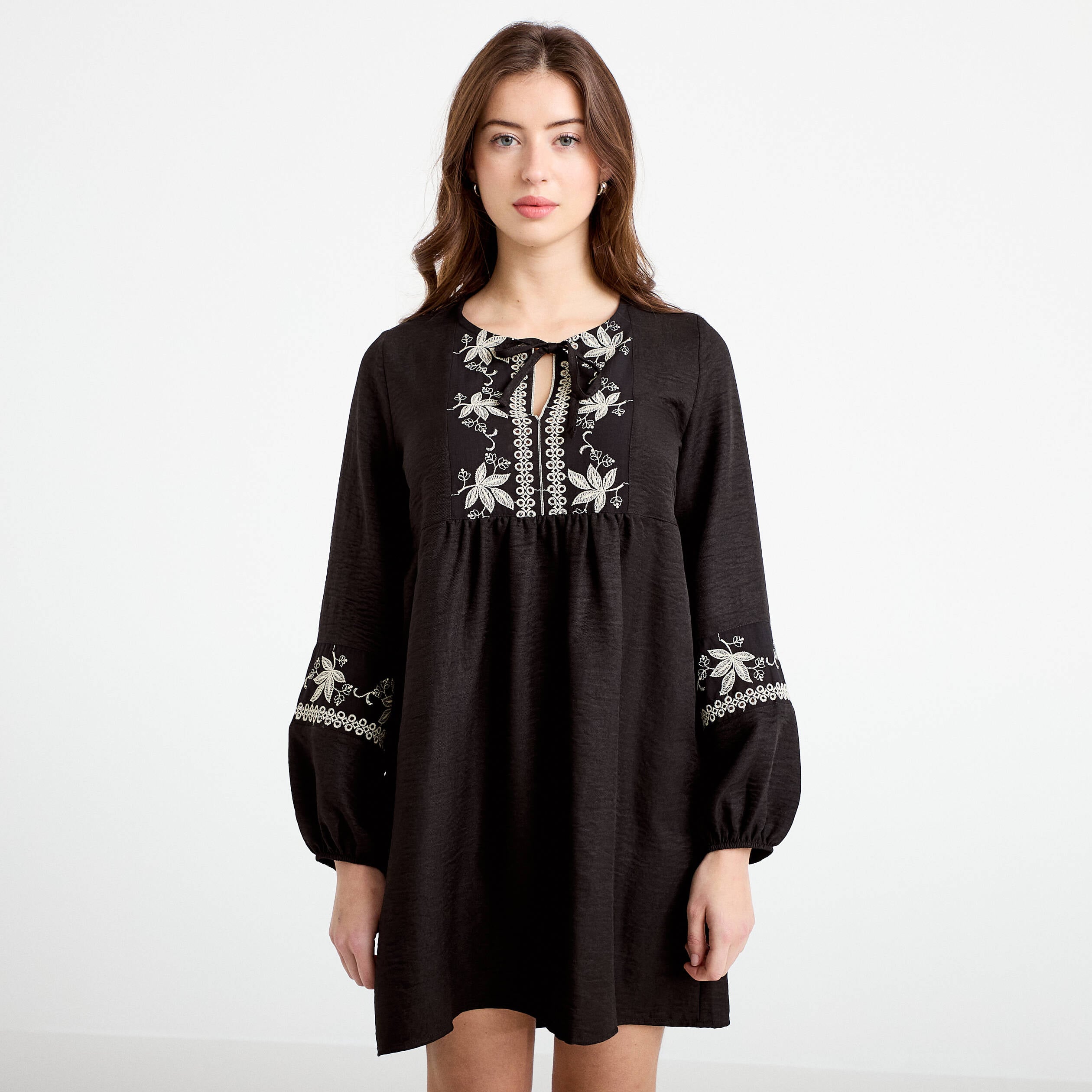Robe brod&eacute;e en cr&ecirc;pe noir femme