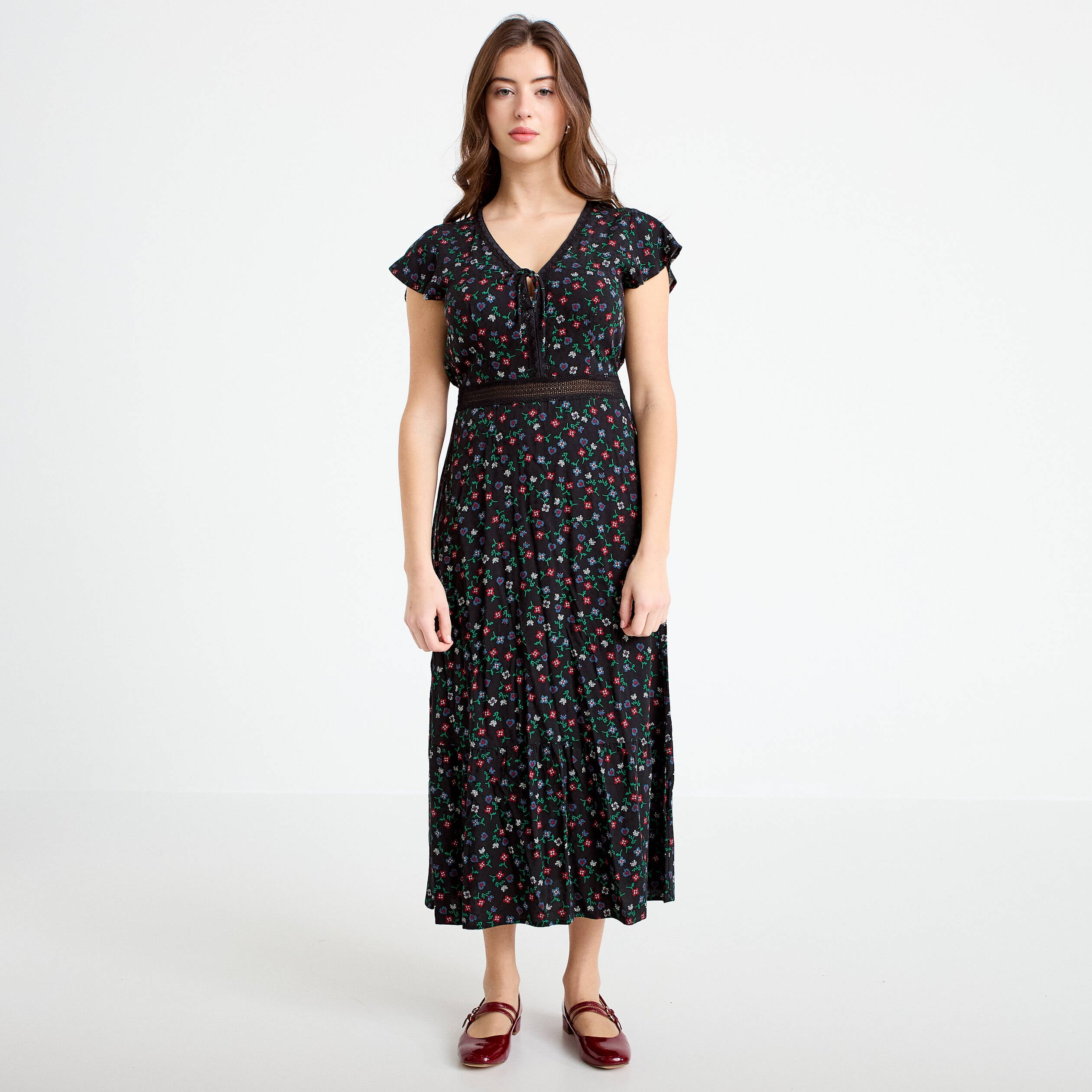 Robe longue &eacute;vas&eacute;e en dentelle col v noir femme
