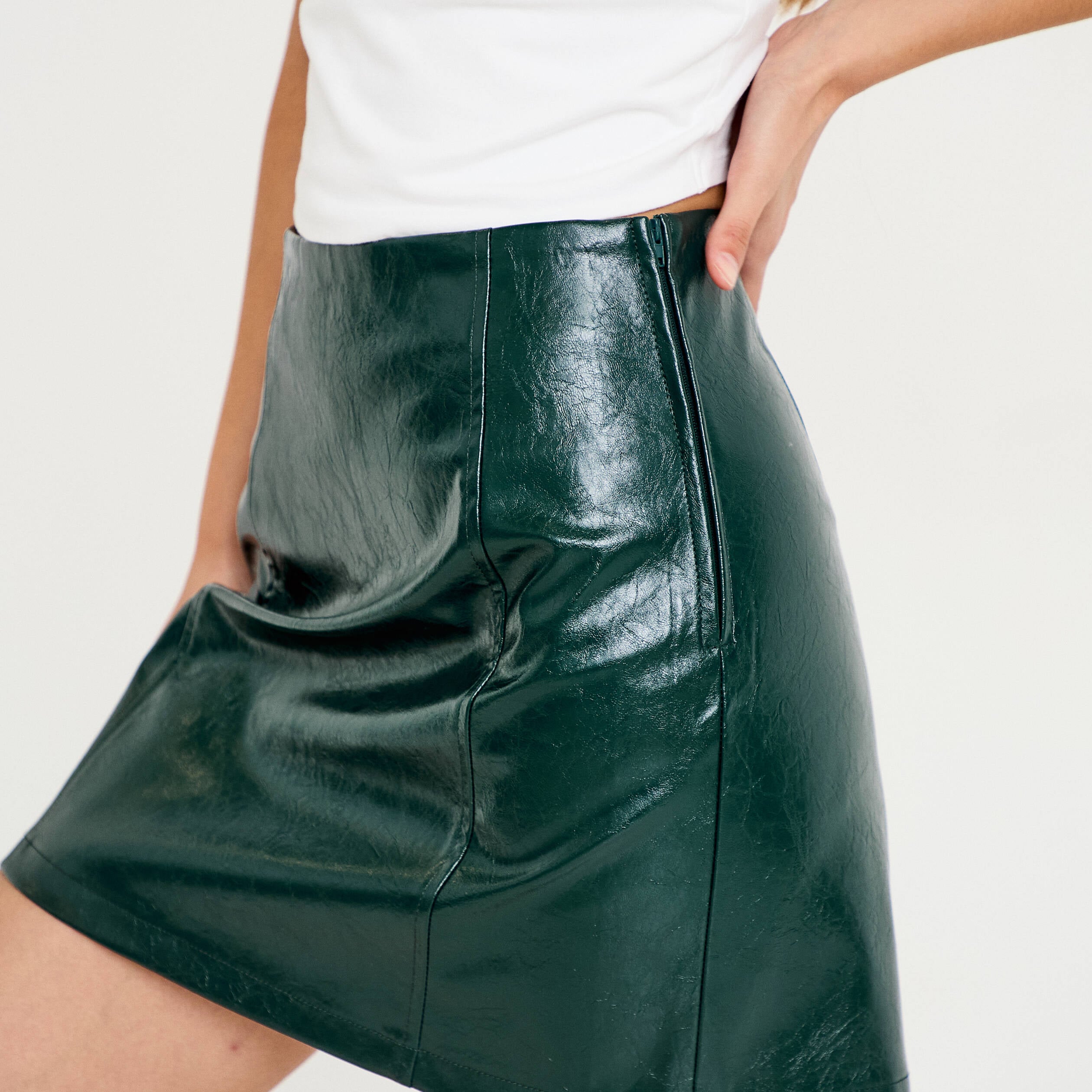 Jupe droite courte en similicuir vert fonc&eacute; femme