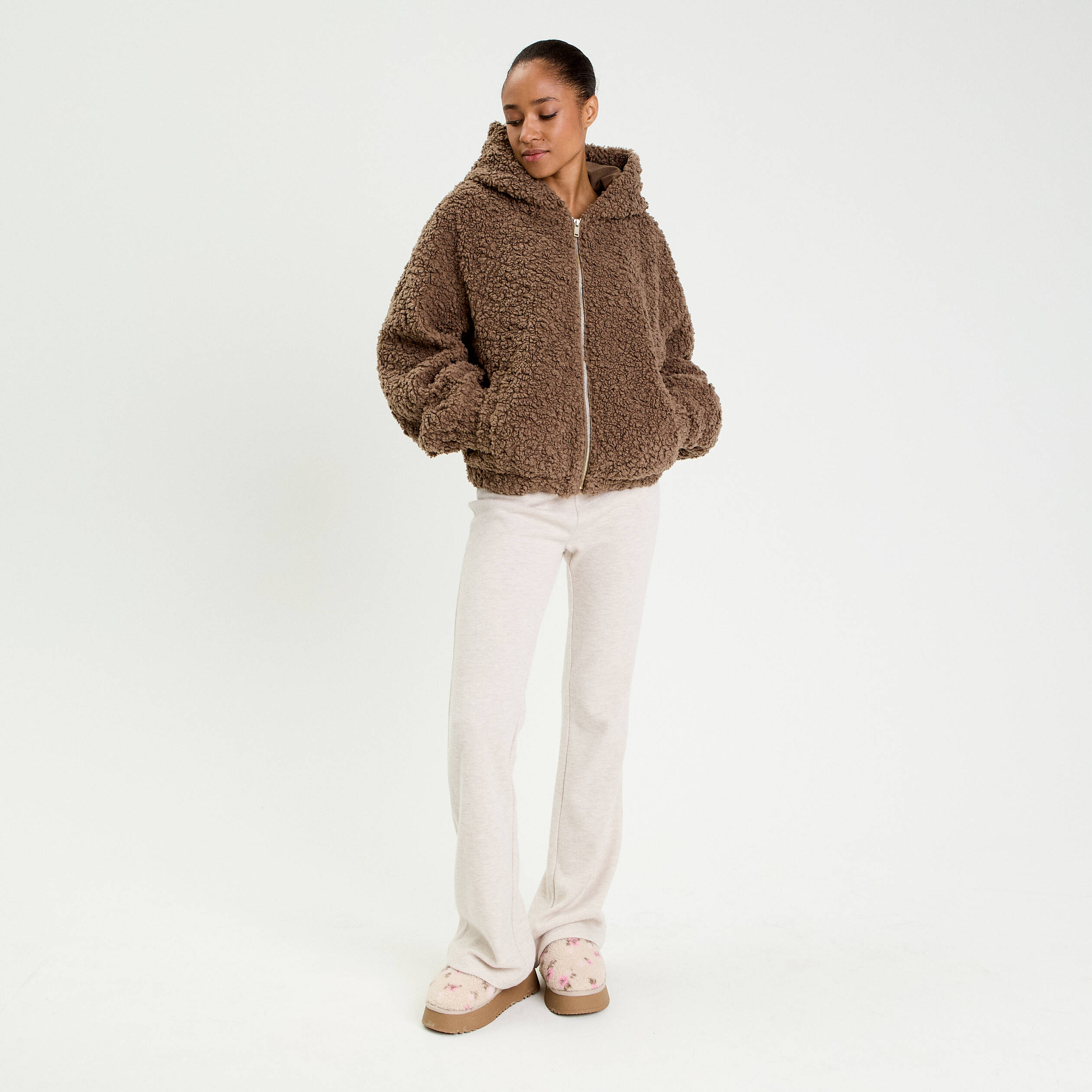 Veste bas resserr&eacute; &agrave; capuche marron femme