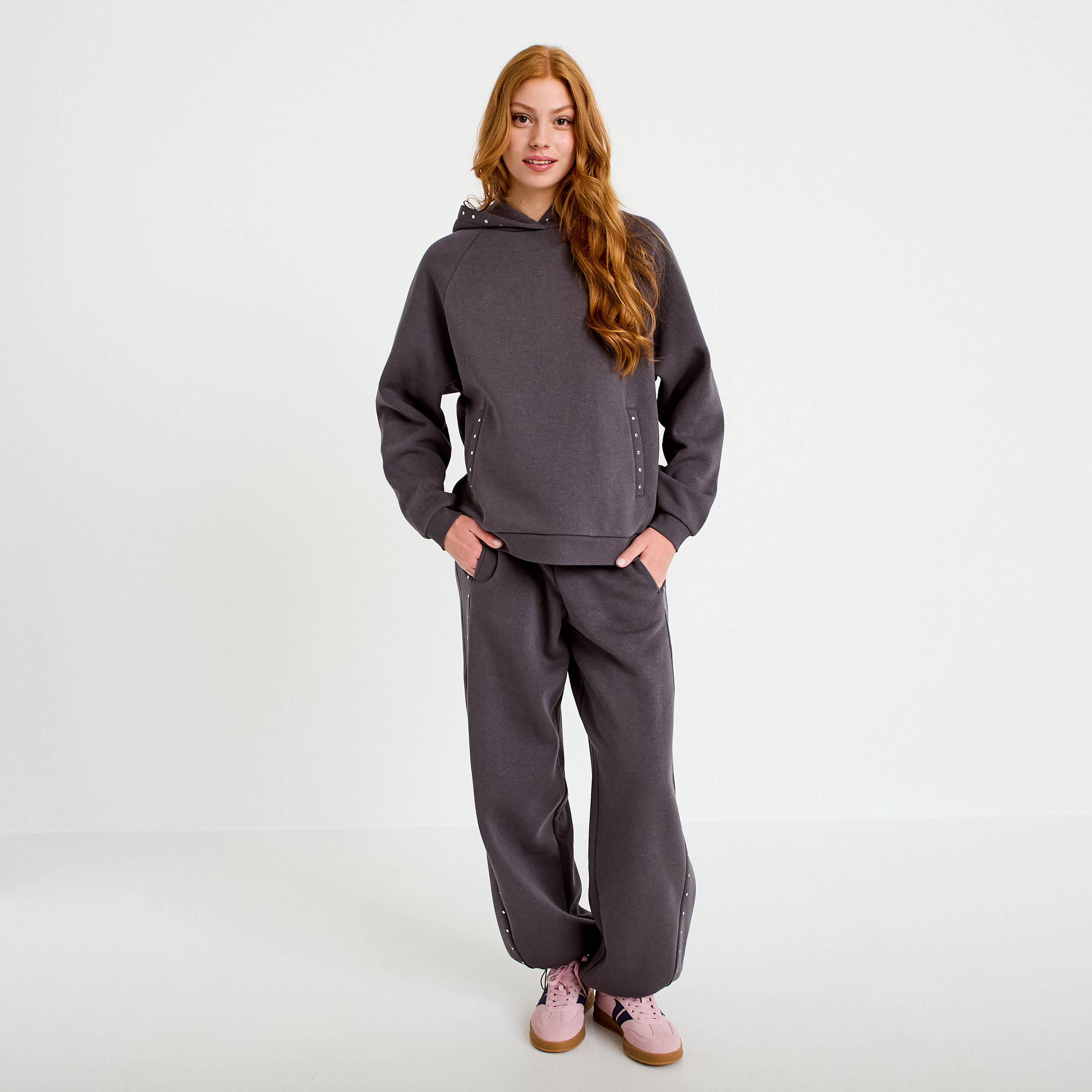 Jegging taille basse d&eacute;tails clout&eacute;s gris fonc&eacute; femme