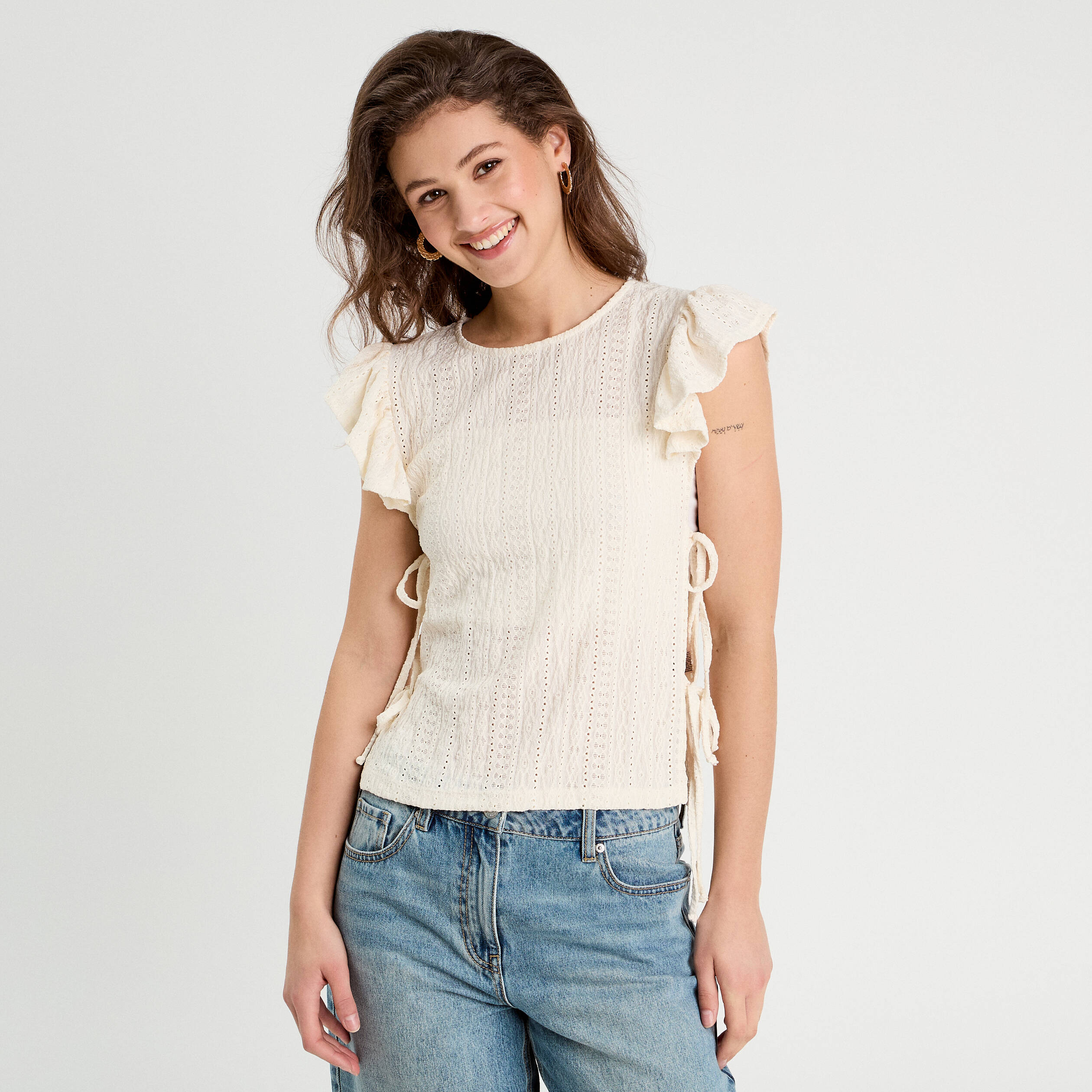 T-shirt brod&eacute; avec volants ecru femme