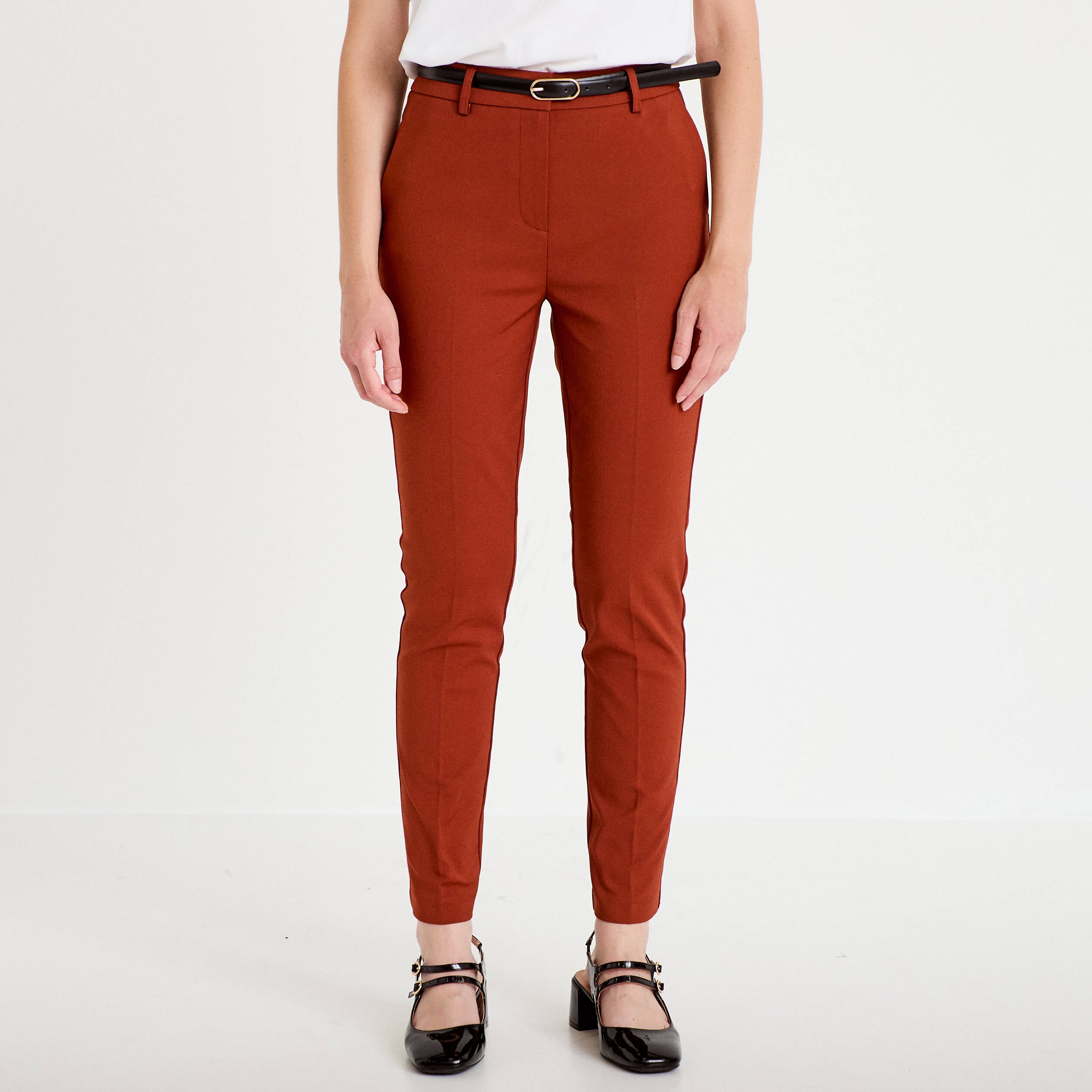 Pantalon cigarette ceintur&eacute; marron cognac femme