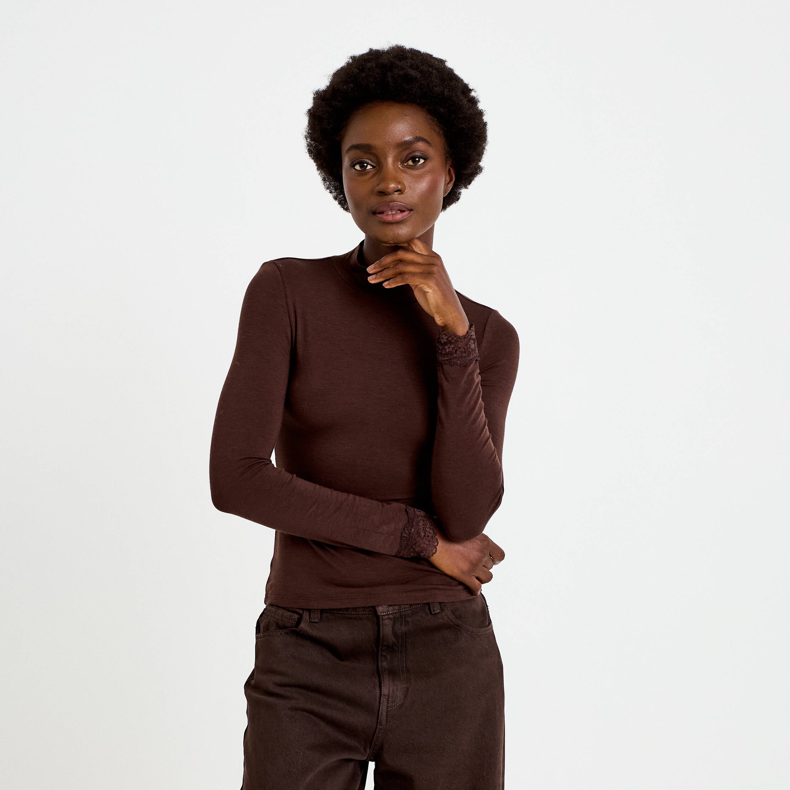 T-shirt ajust&eacute; col roul&eacute; dentelle marron fonc&eacute; femme