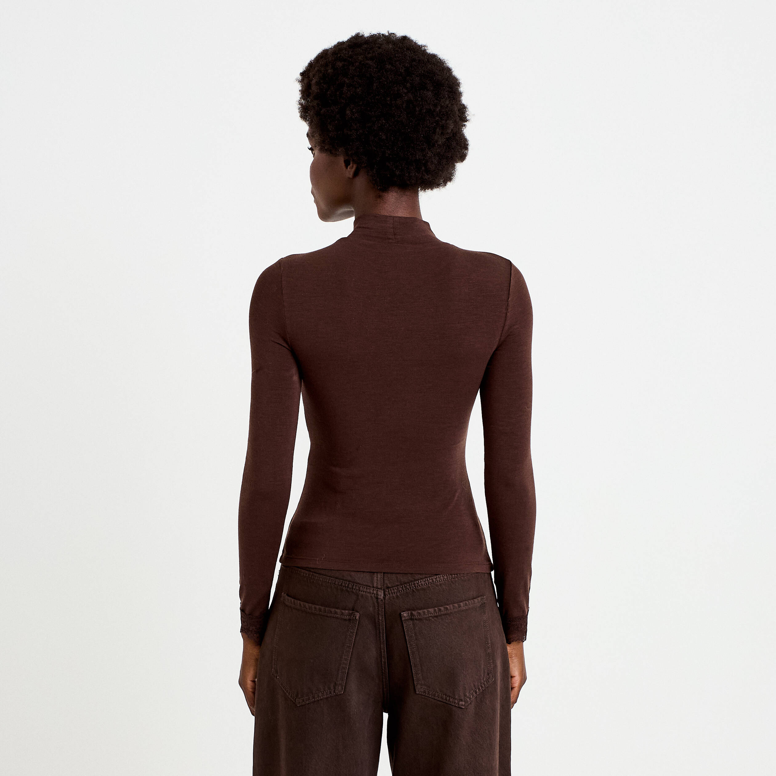 T-shirt ajust&eacute; col roul&eacute; dentelle marron fonc&eacute; femme