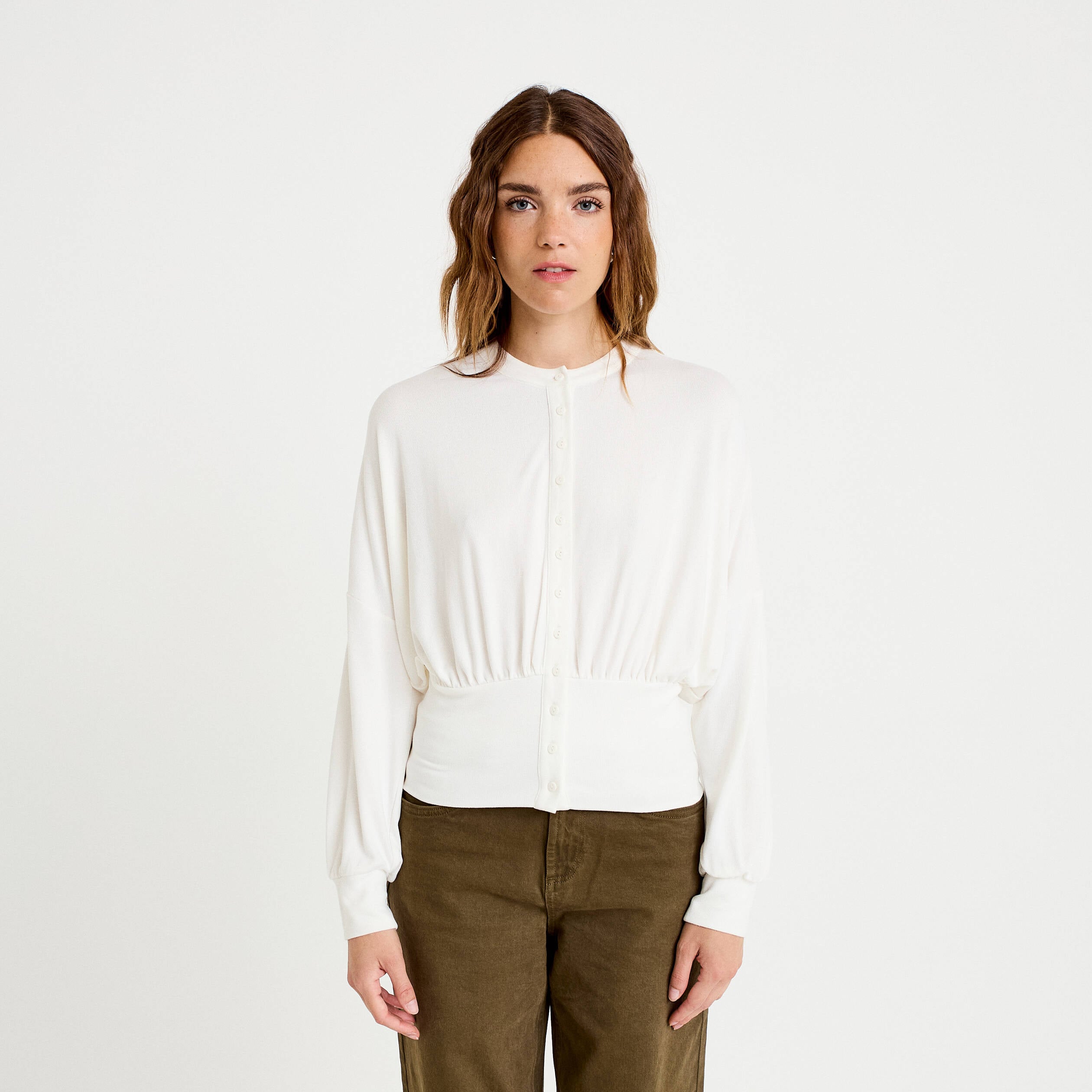 Gilet bas resserr&eacute; manches longues ecru femme