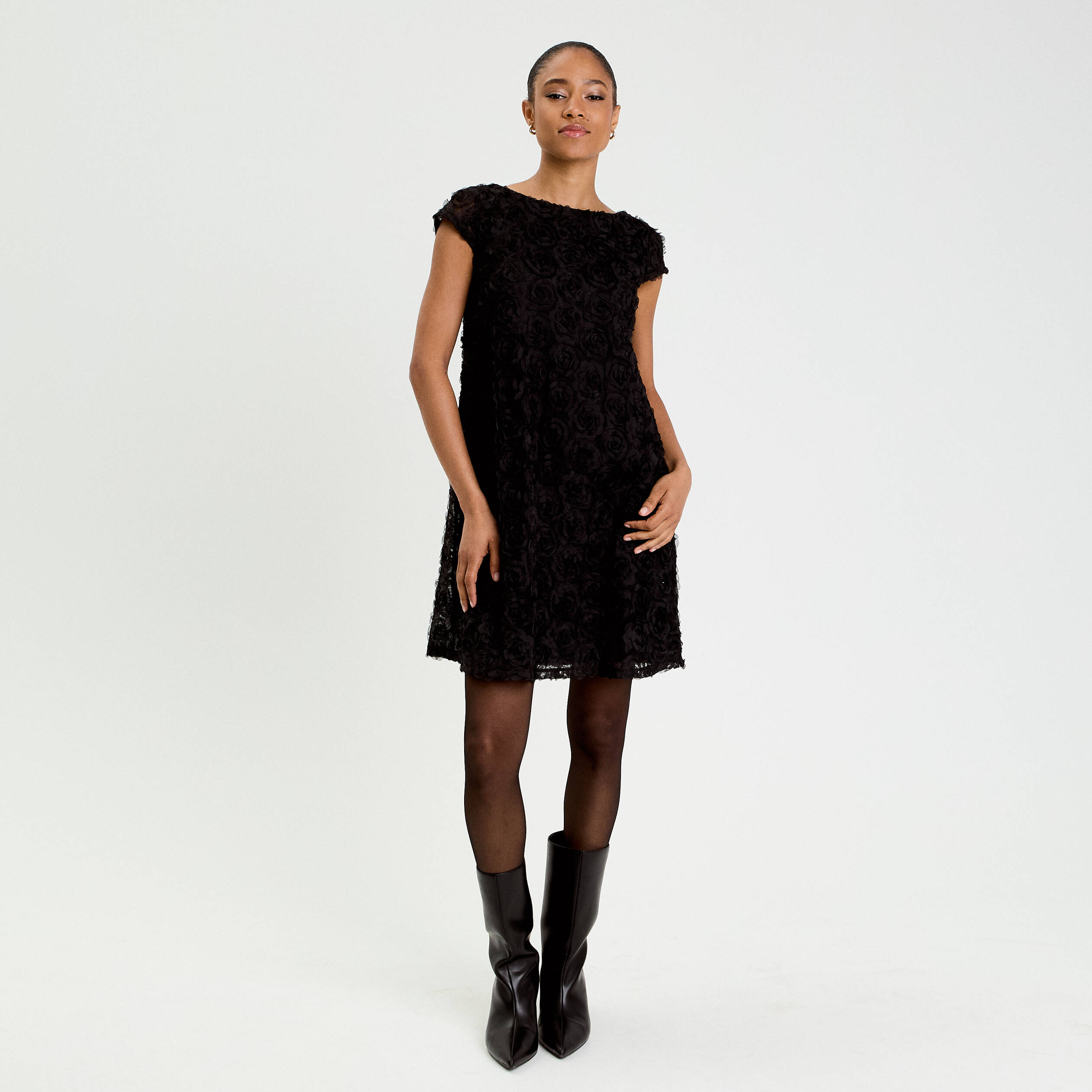 Robe droite motif floral en relief noir femme