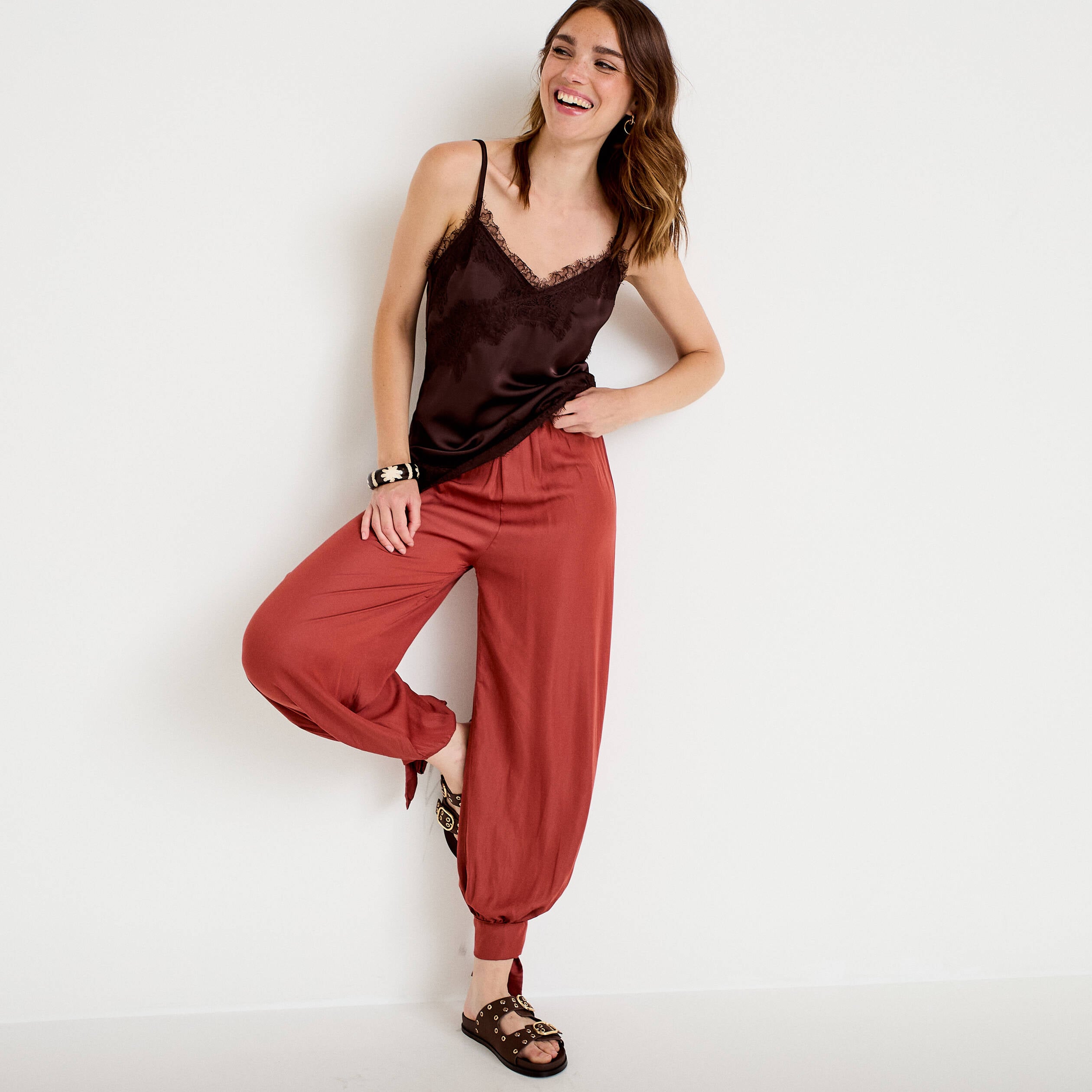Pantalon large taille standard satin&eacute; vieux rose femme