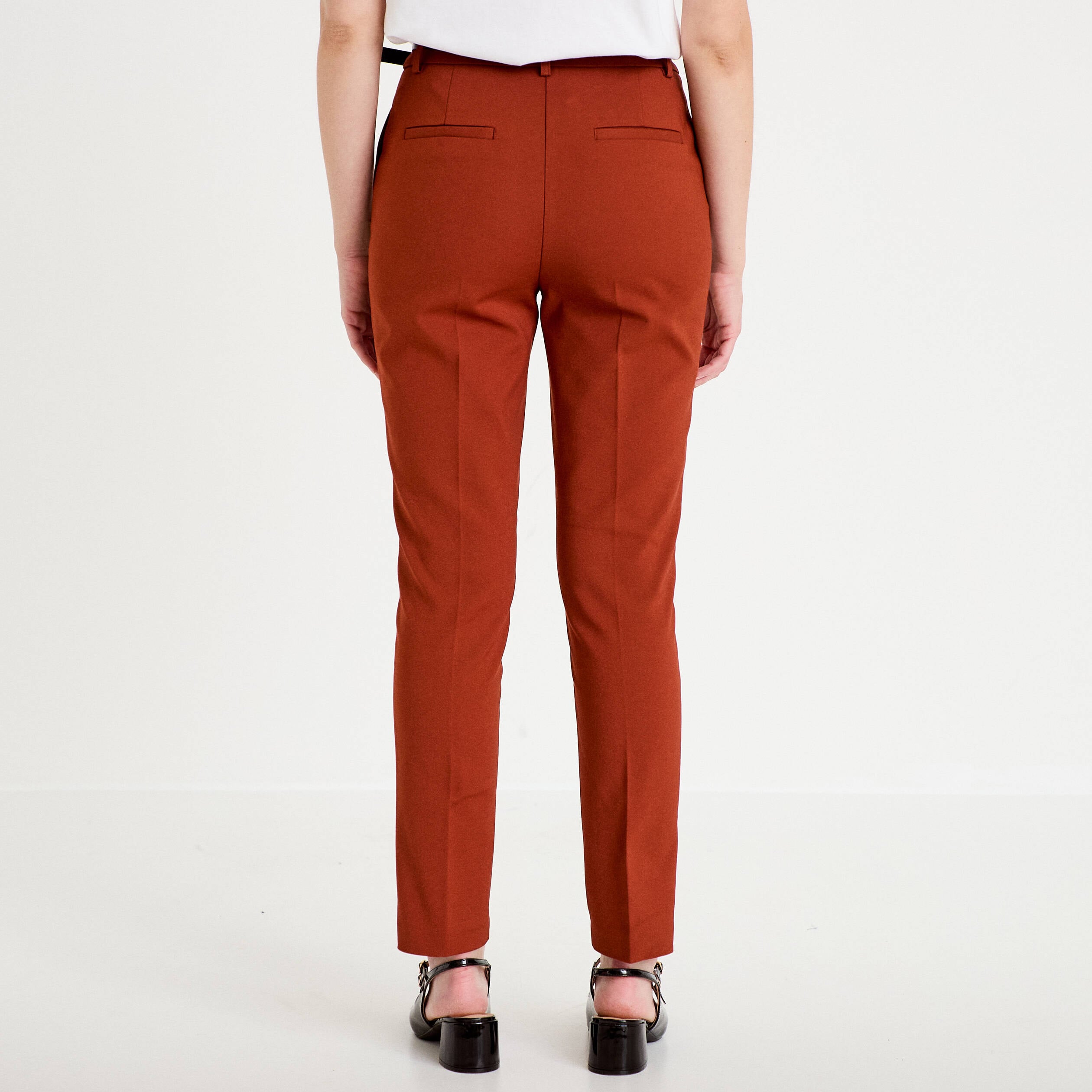 Pantalon cigarette ceintur&eacute; marron cognac femme