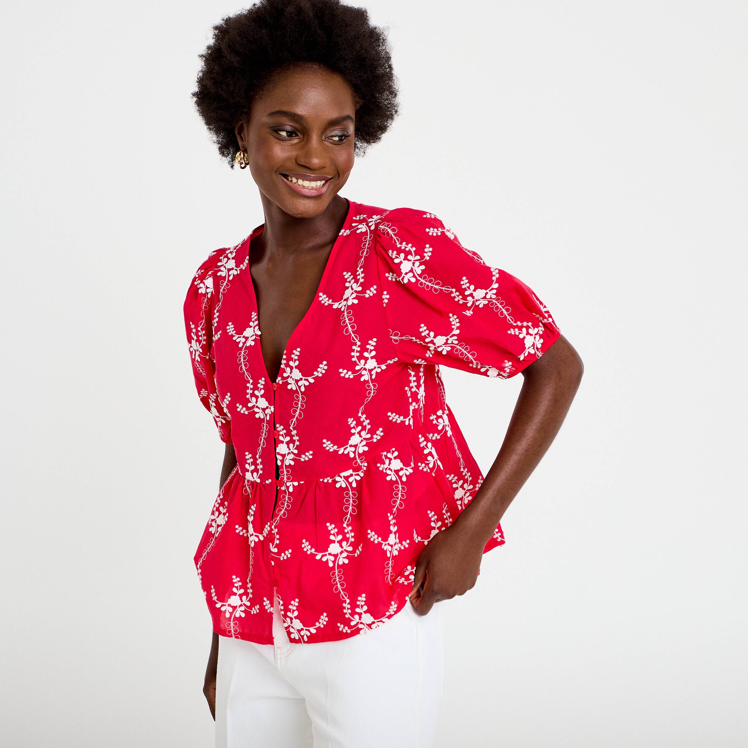 Blouse col v manches courtes brod&eacute;e rouge femme