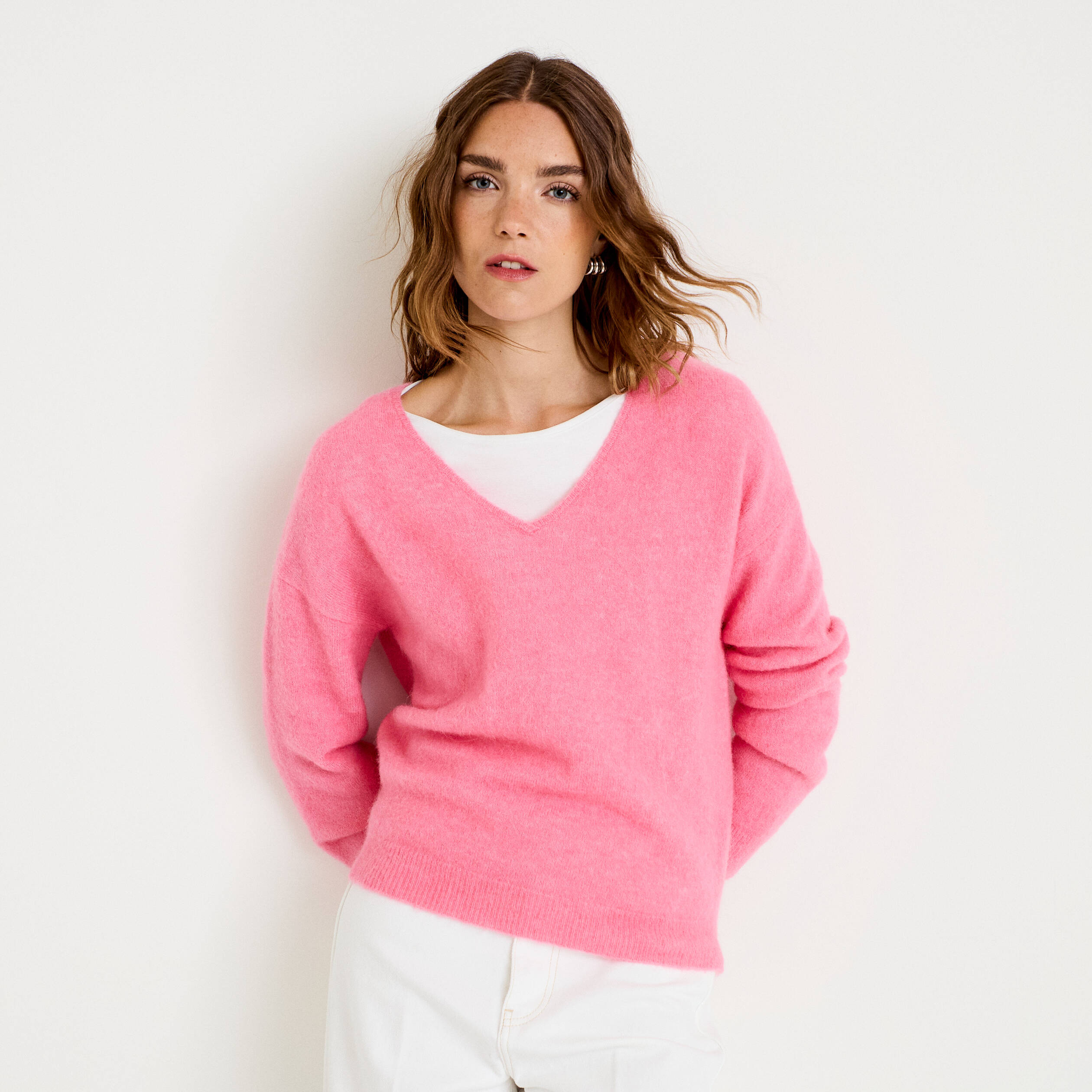 Pull avec col en V rose vif femme