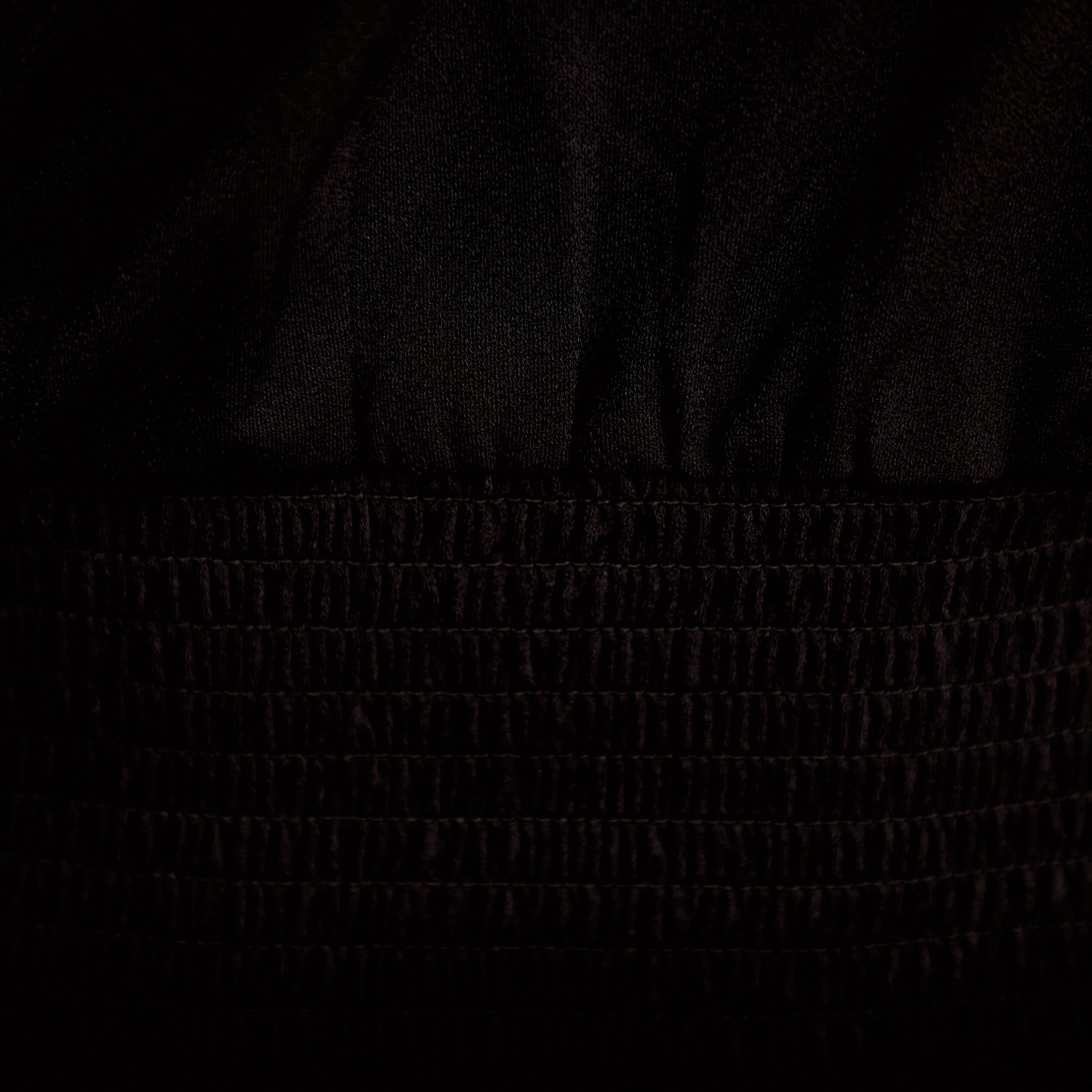 Blouse manches courtes smock&eacute;e noir femme