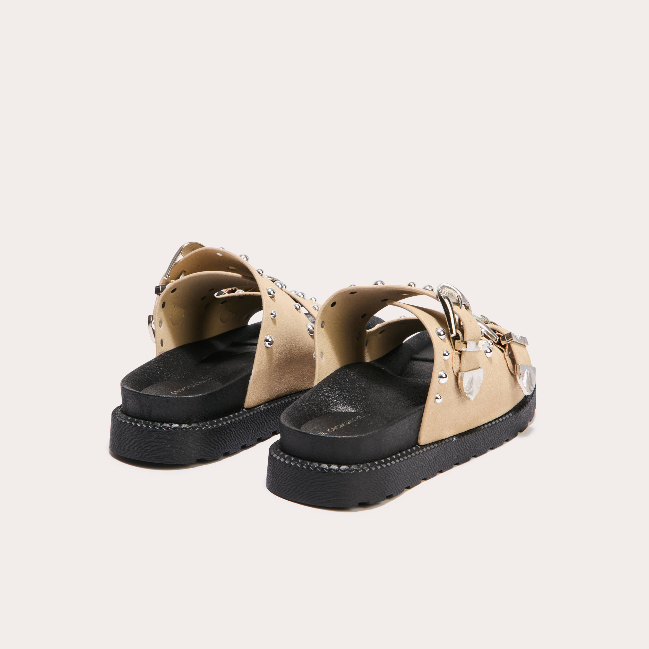 Sandales plates cloutées sable femme