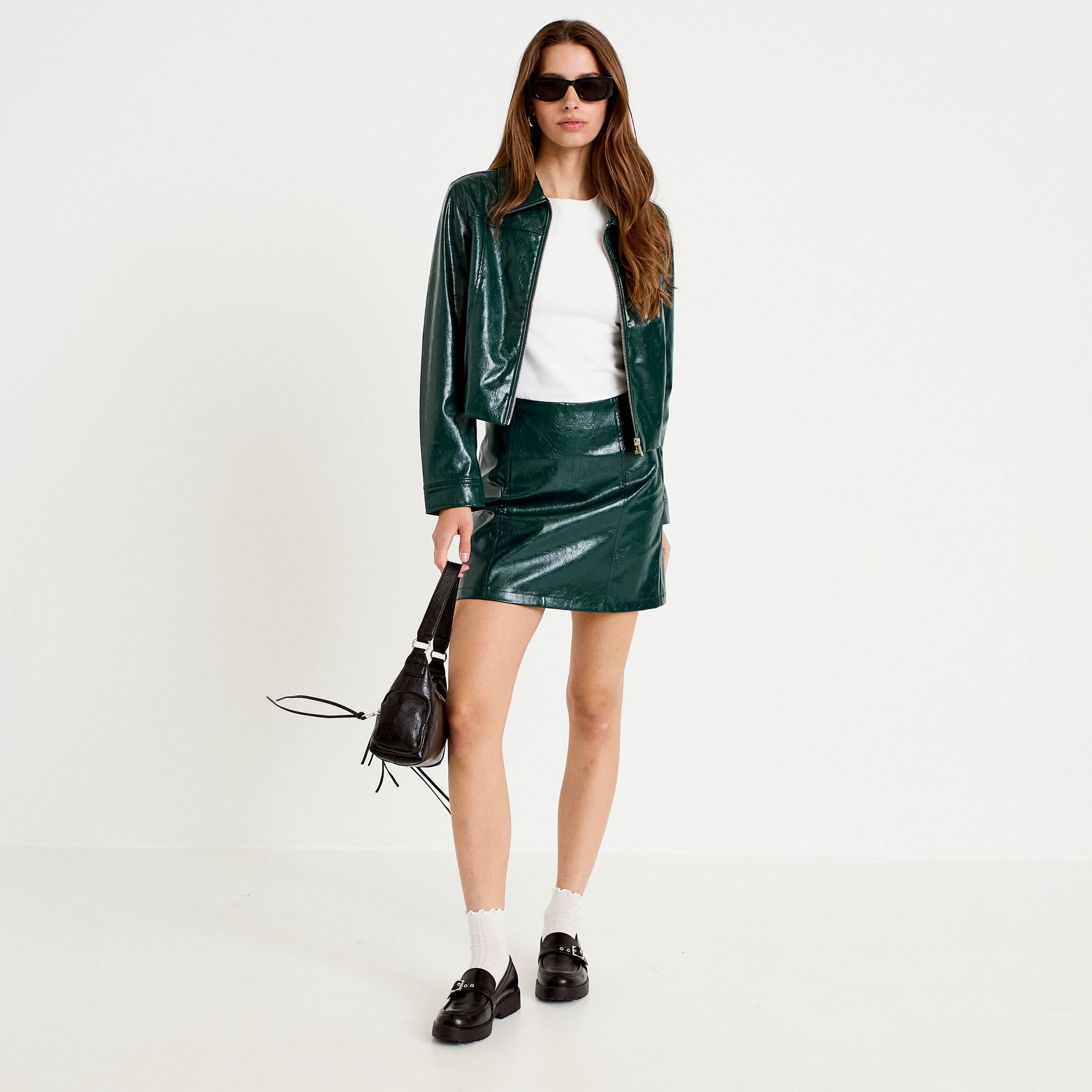 Jupe droite courte en similicuir vert fonc&eacute; femme