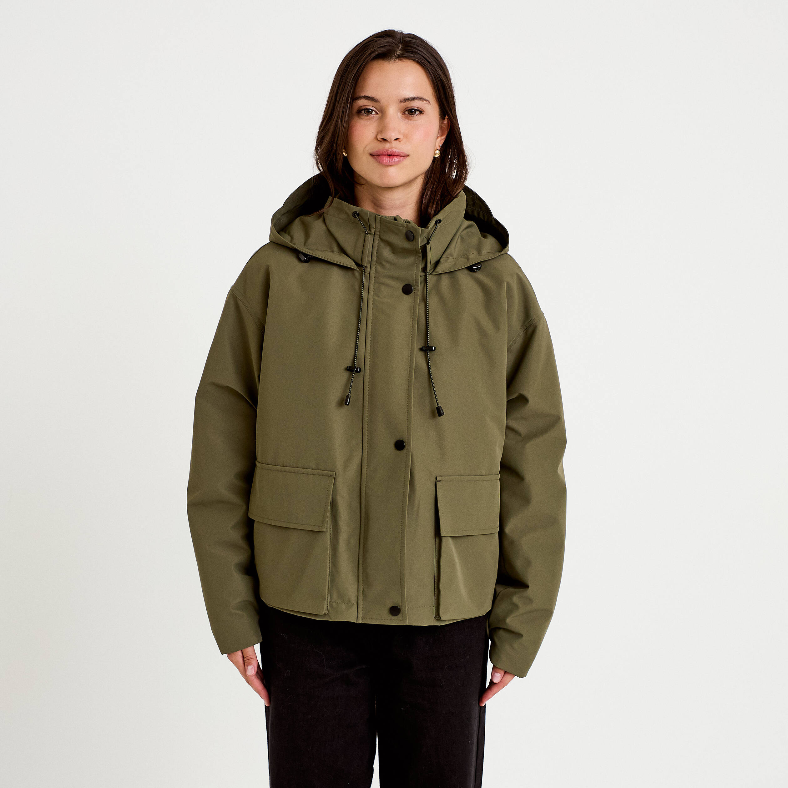 Veste courte bas resserr&eacute; &agrave; capuche vert kaki femme