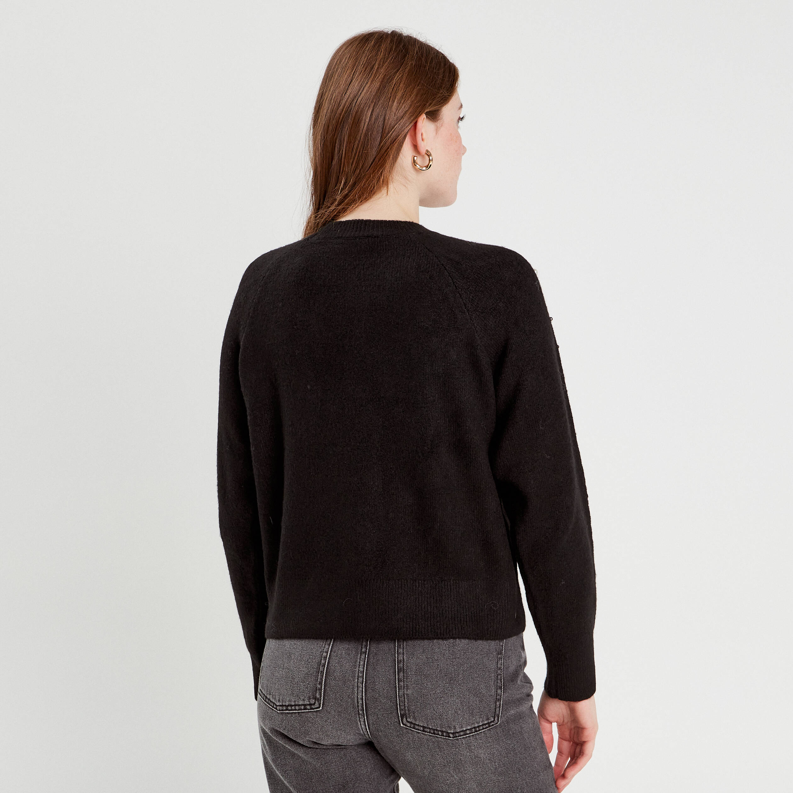 Pull perles et d&eacute;tails bijoux noir femme