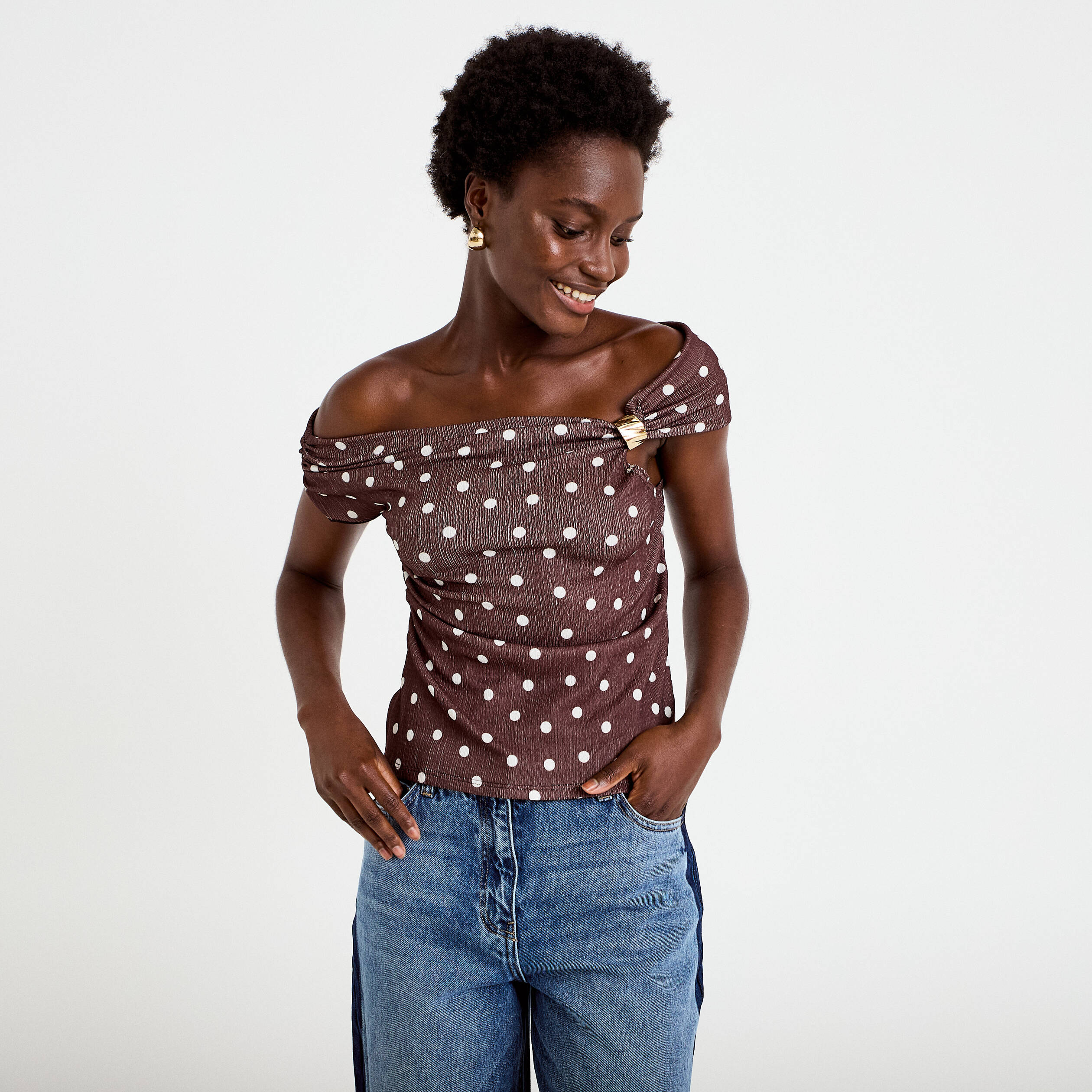 Top pliss&eacute; col bardot sans manches marron femme