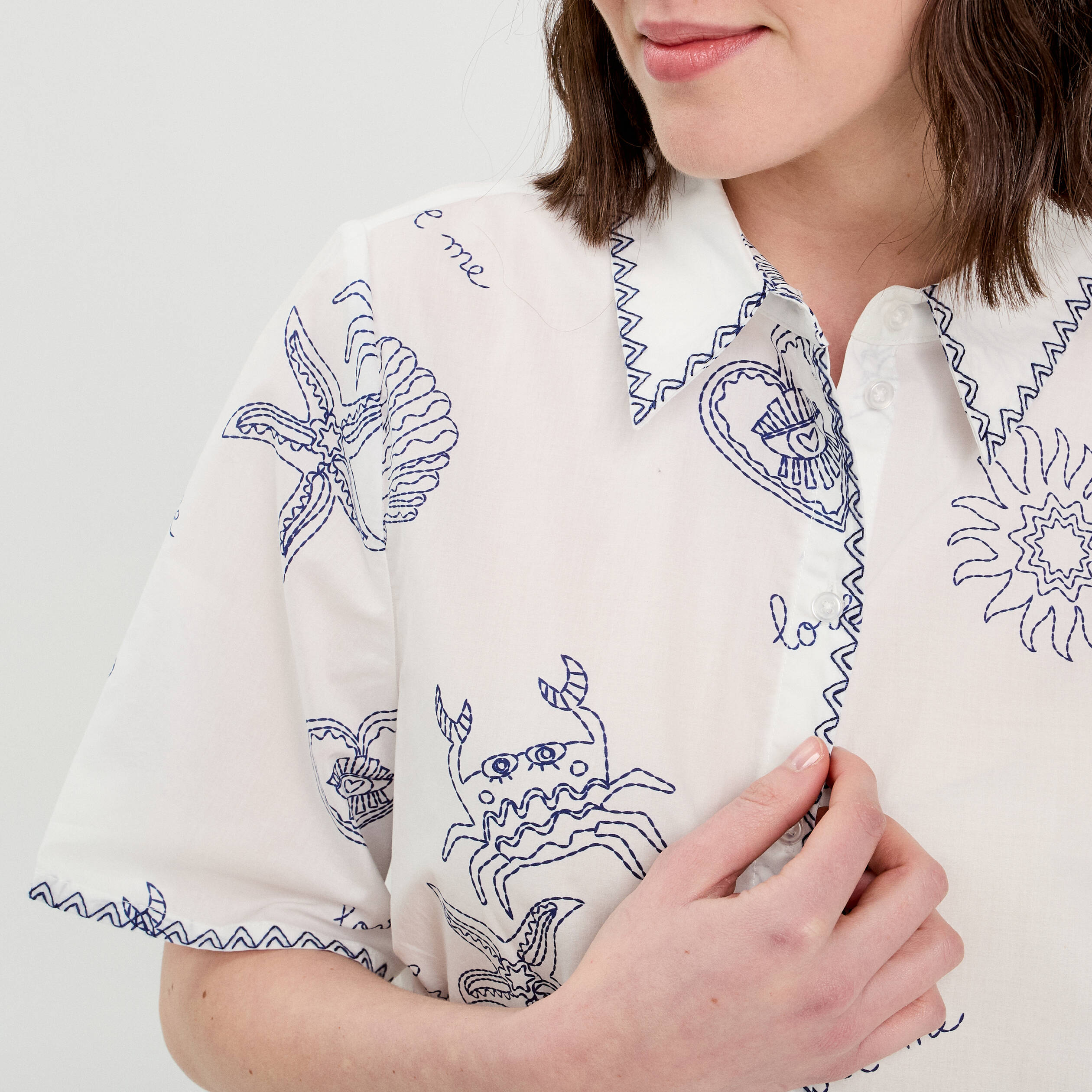 Chemise manches courtes brod&eacute;e bleu marine femme