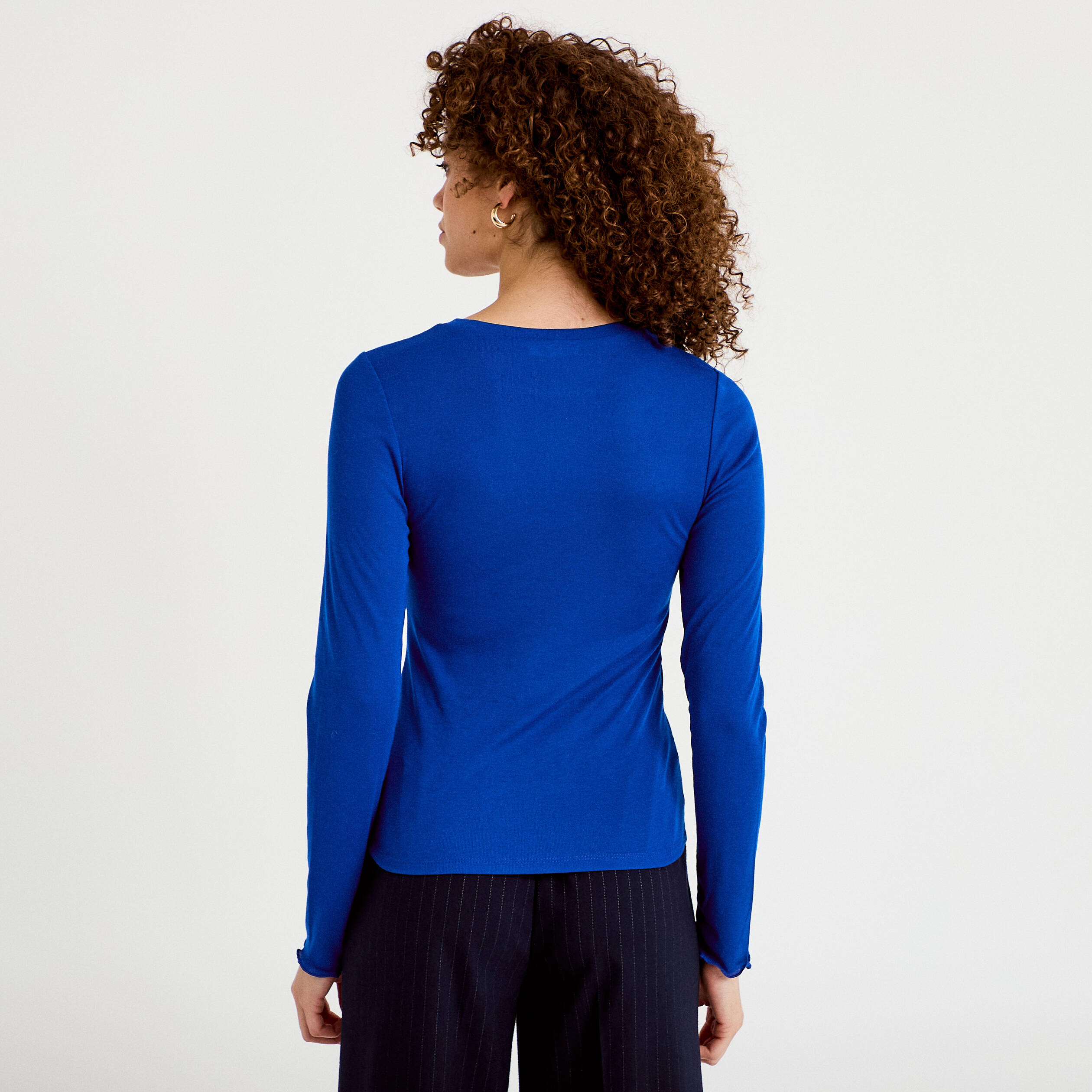 T-shirt ajust&eacute; col rond manches longues bleu electrique femme