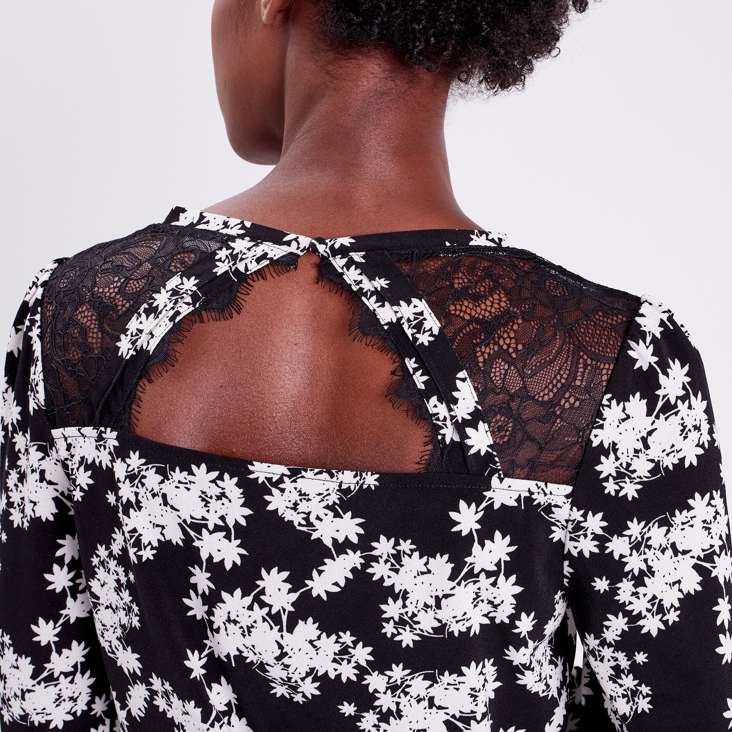 Chemisier (blouse) Femme Scarlet Roos - Taille 38/40, Blanc Avec Col Noeud Noir - Manches Longues - OCCASION Très Bon état