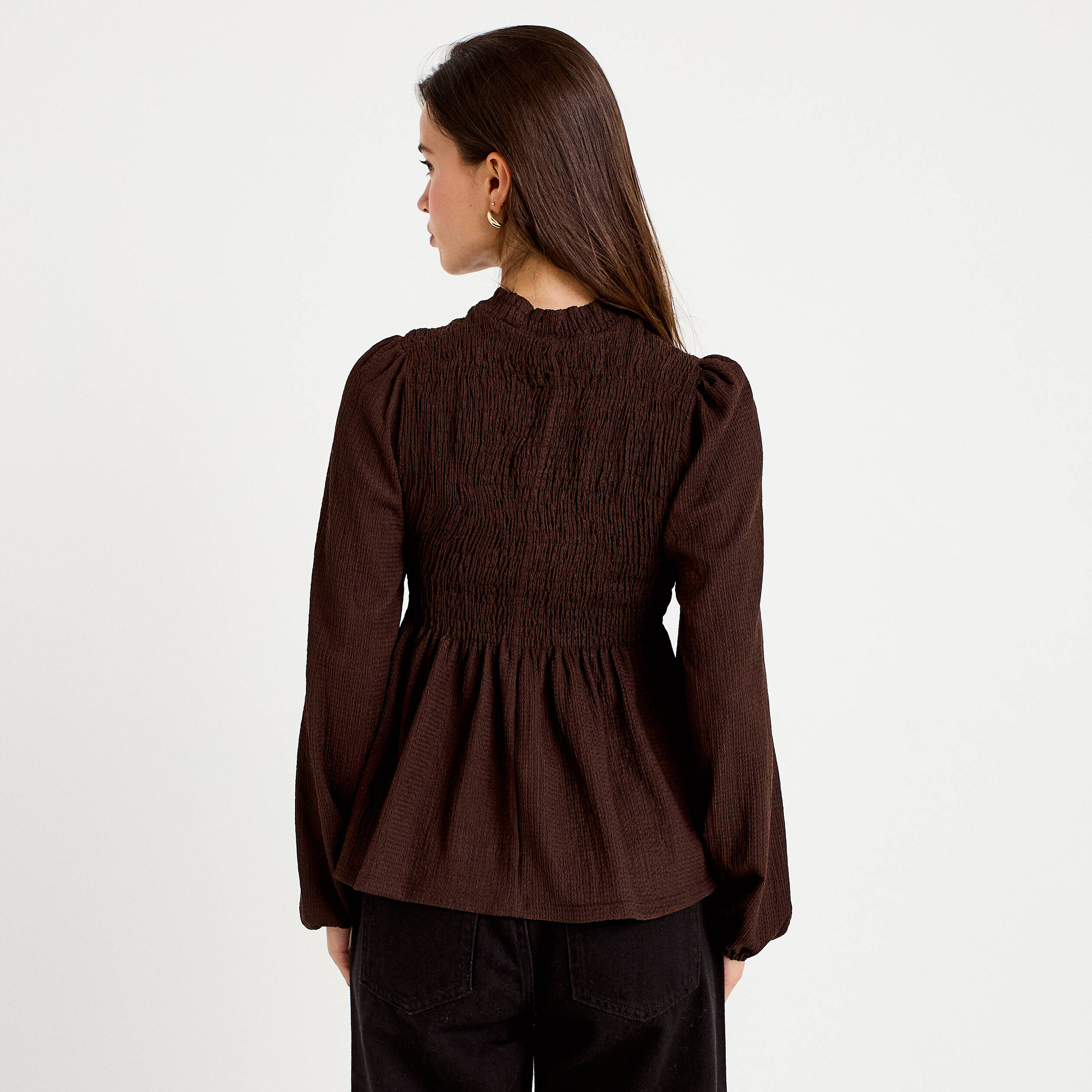 Blouse droite manches longues pliss&eacute;e marron fonc&eacute; femme