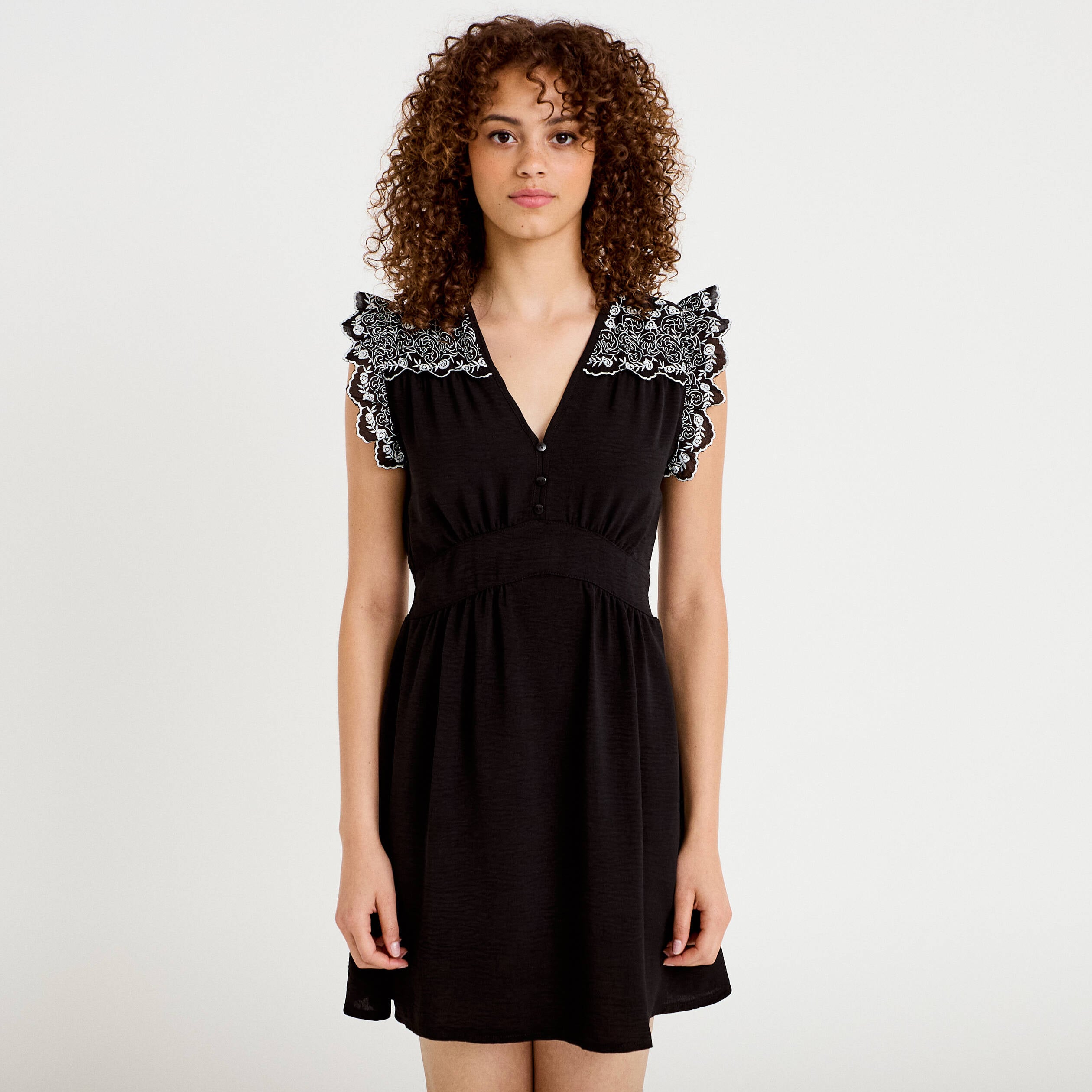 Robe courte &eacute;vas&eacute;e col v manches courtes noir femme