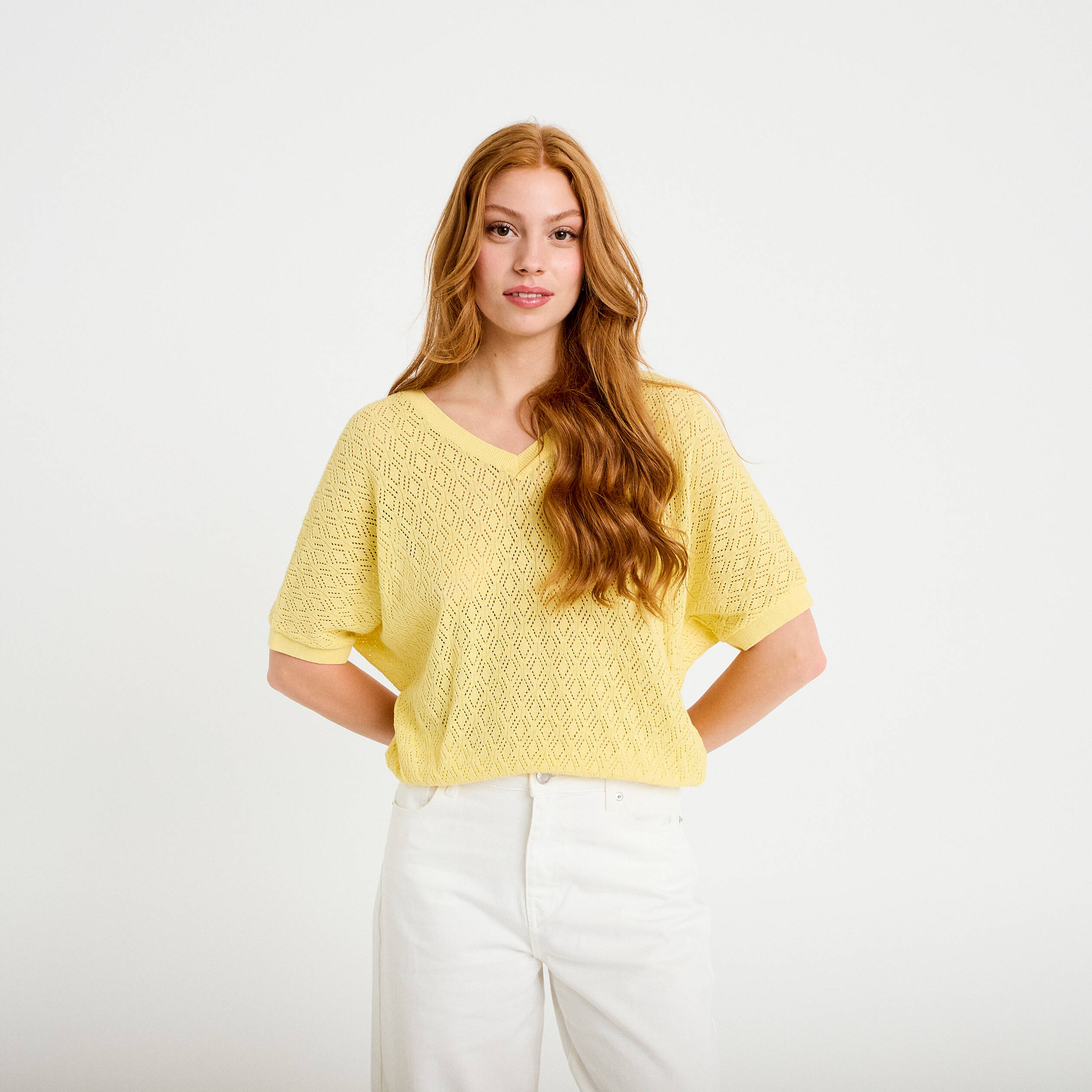 Pull ajour&eacute; col v manches courtes jaune pastel femme