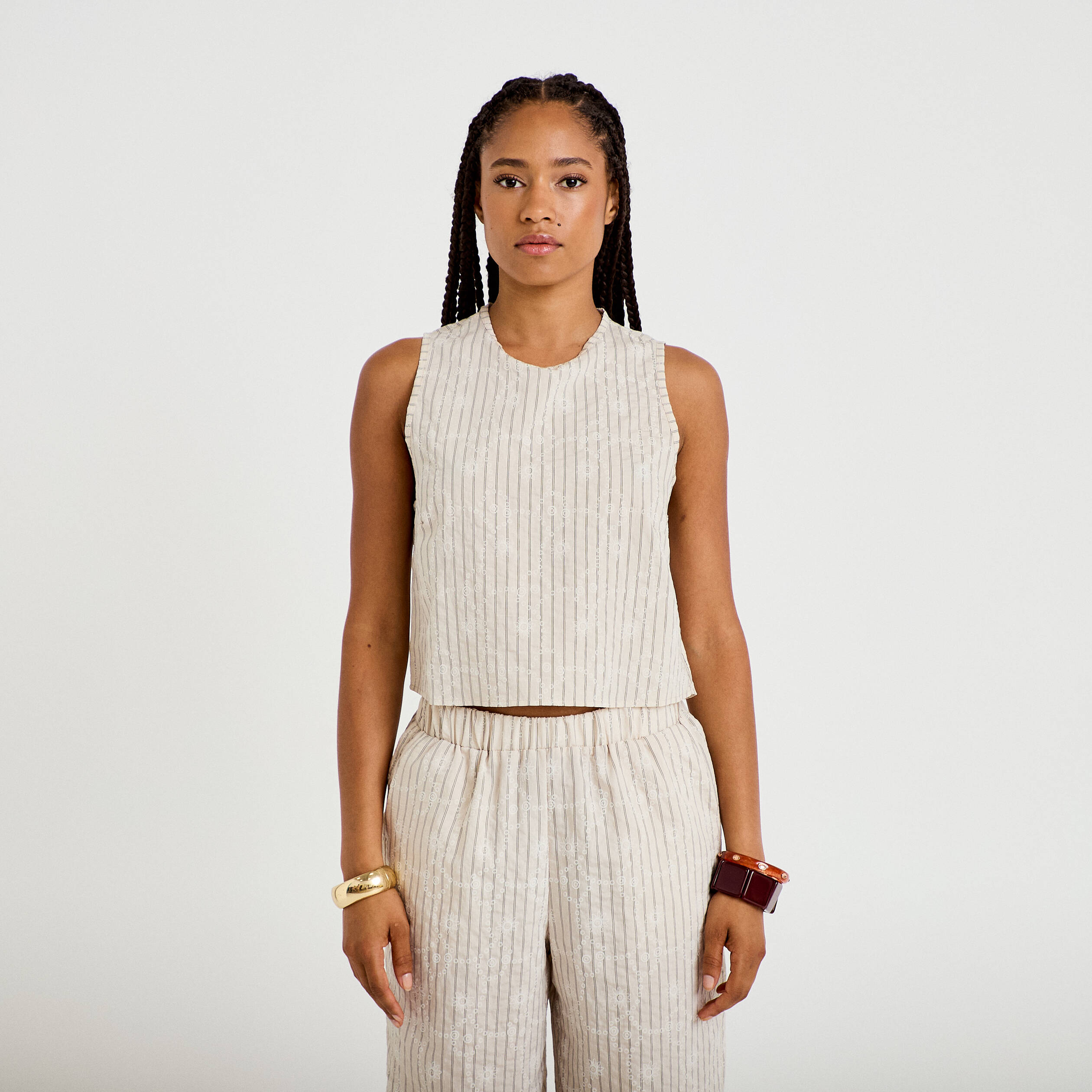 Top droit sans manches pliss&eacute; col rond creme femme