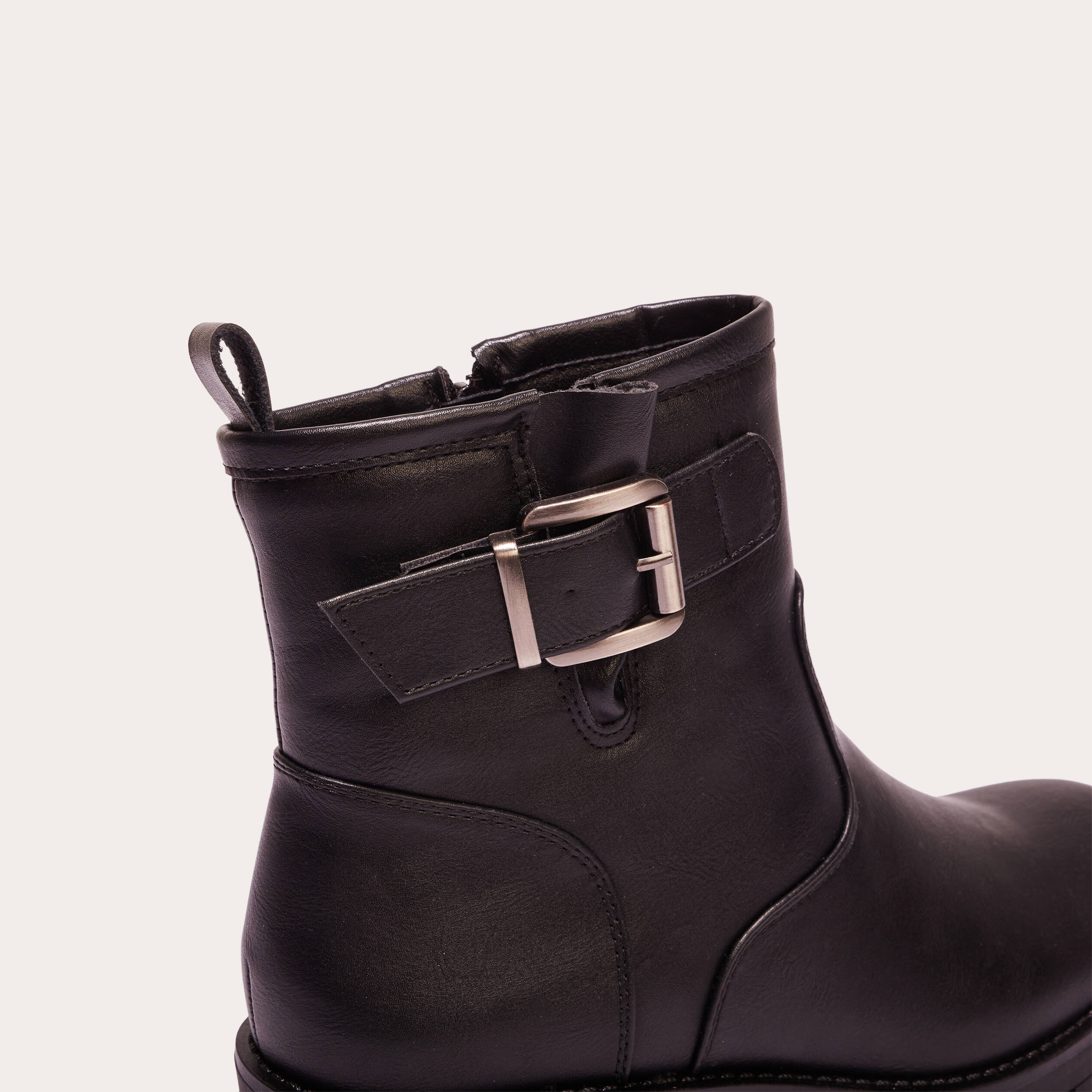 Bottines &agrave; talons et boucles noir femme