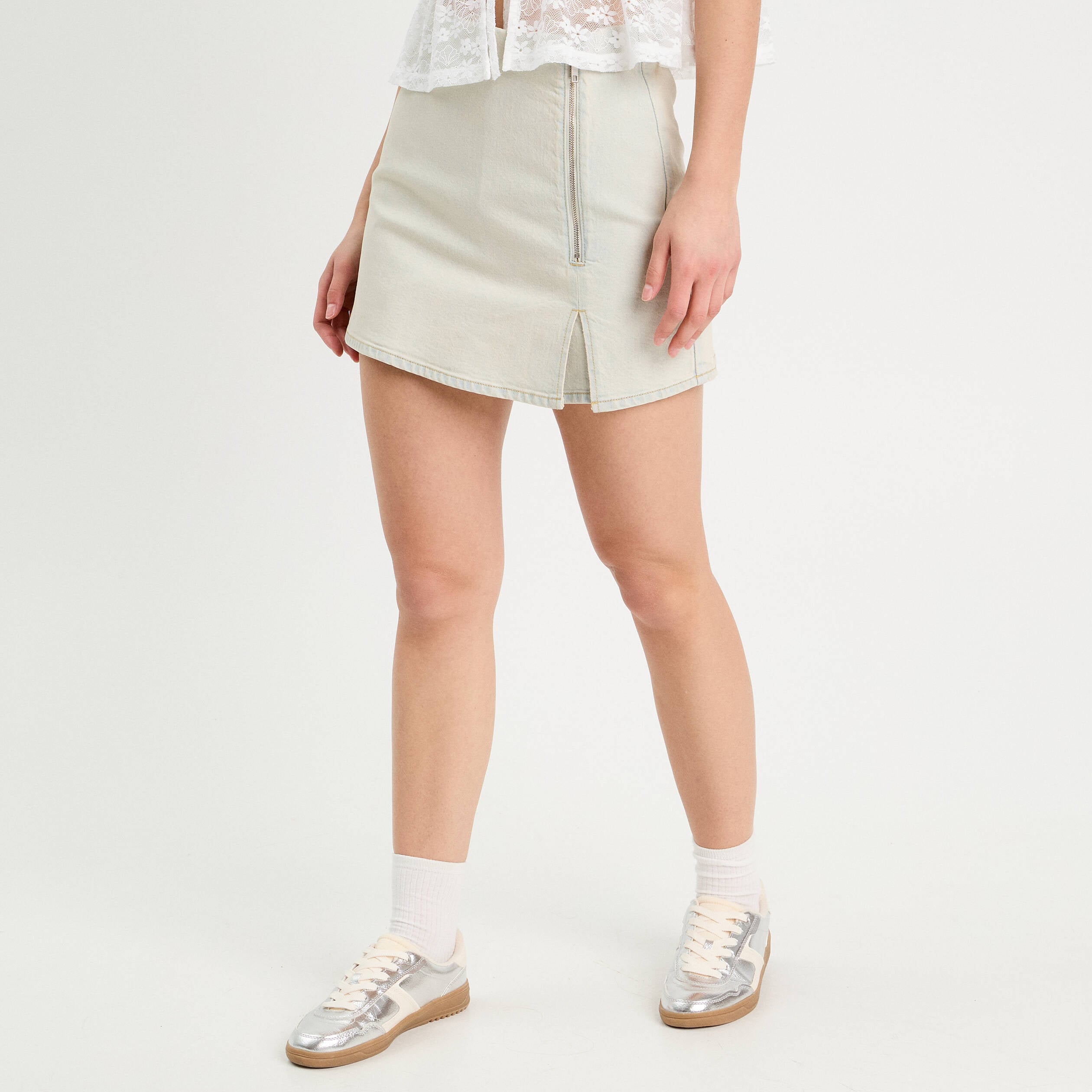 Jupe-short trap&egrave;ze en jean denim bleach femme