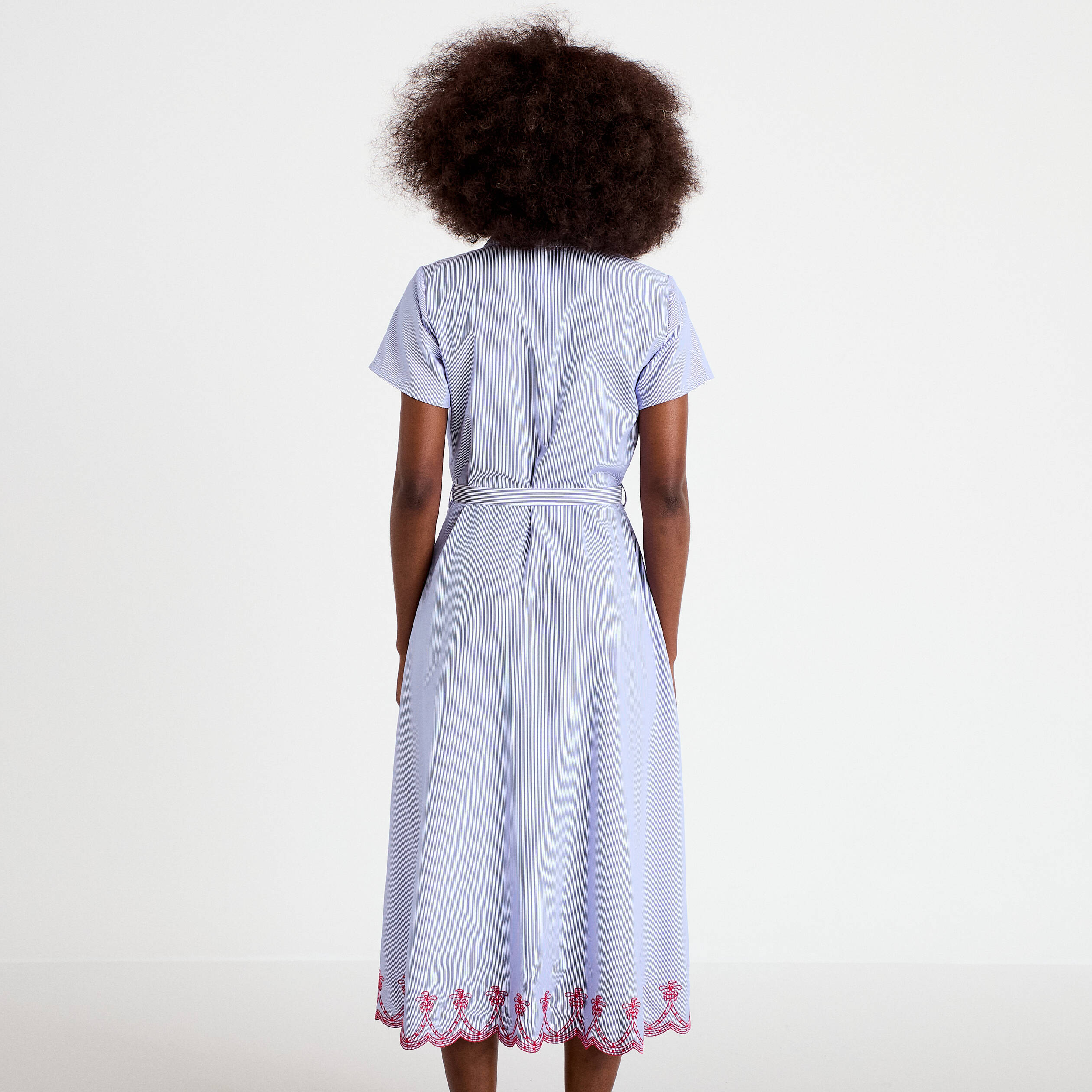 Robe longu&eacute; brod&eacute;e manches courtes bleu roi femme