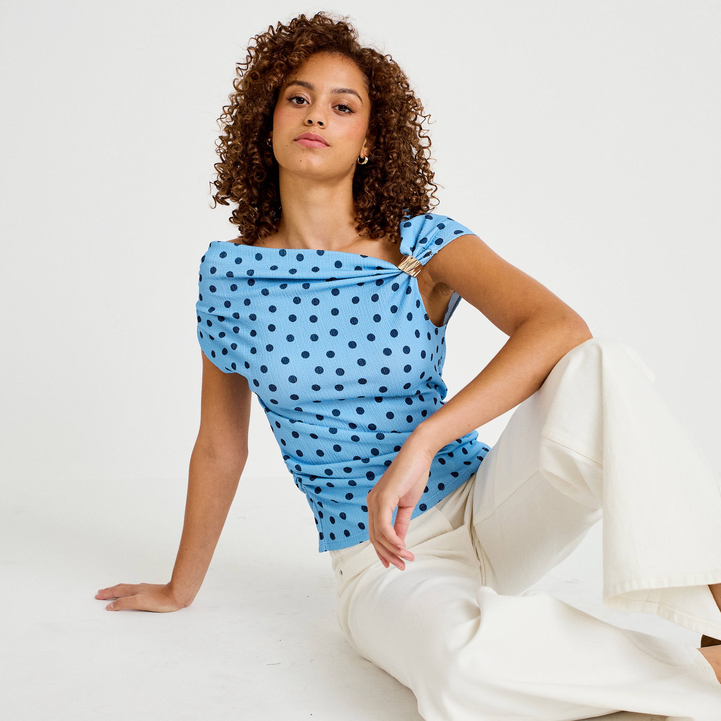 Top pliss&eacute; col bardot sans manches bleu ciel femme