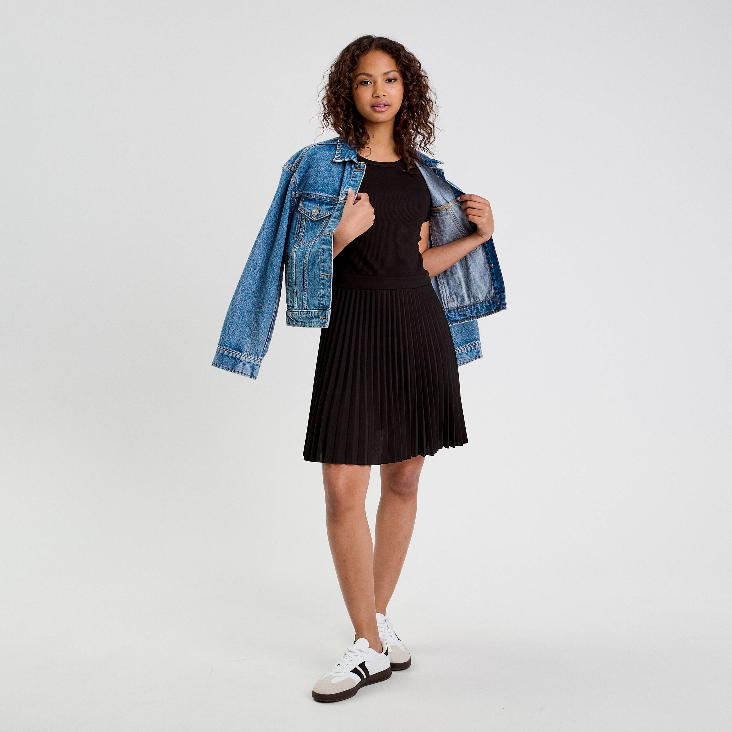Robe droite pliss&eacute;e noir femme
