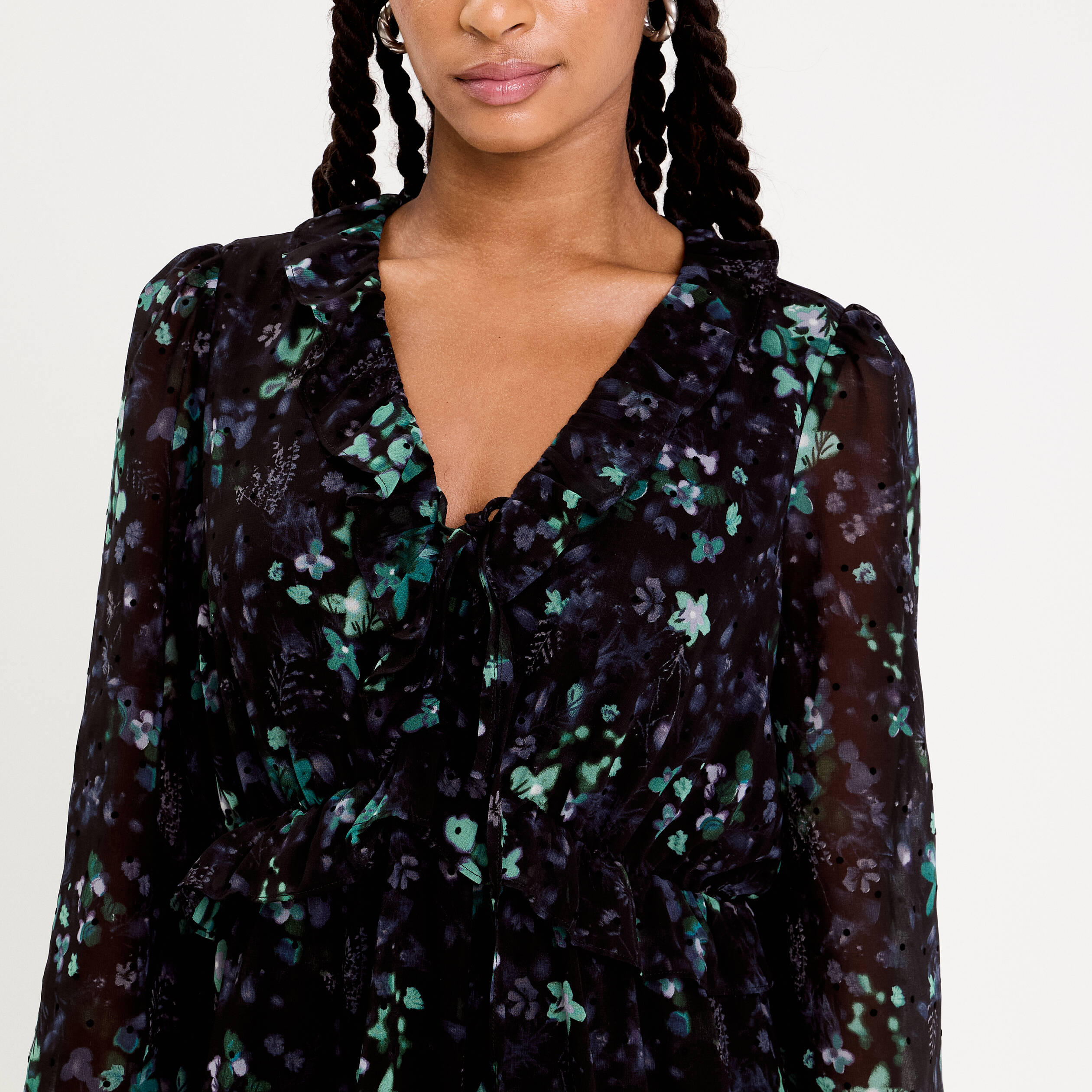 Robe courte &eacute;vas&eacute;e col V manches longues noir femme