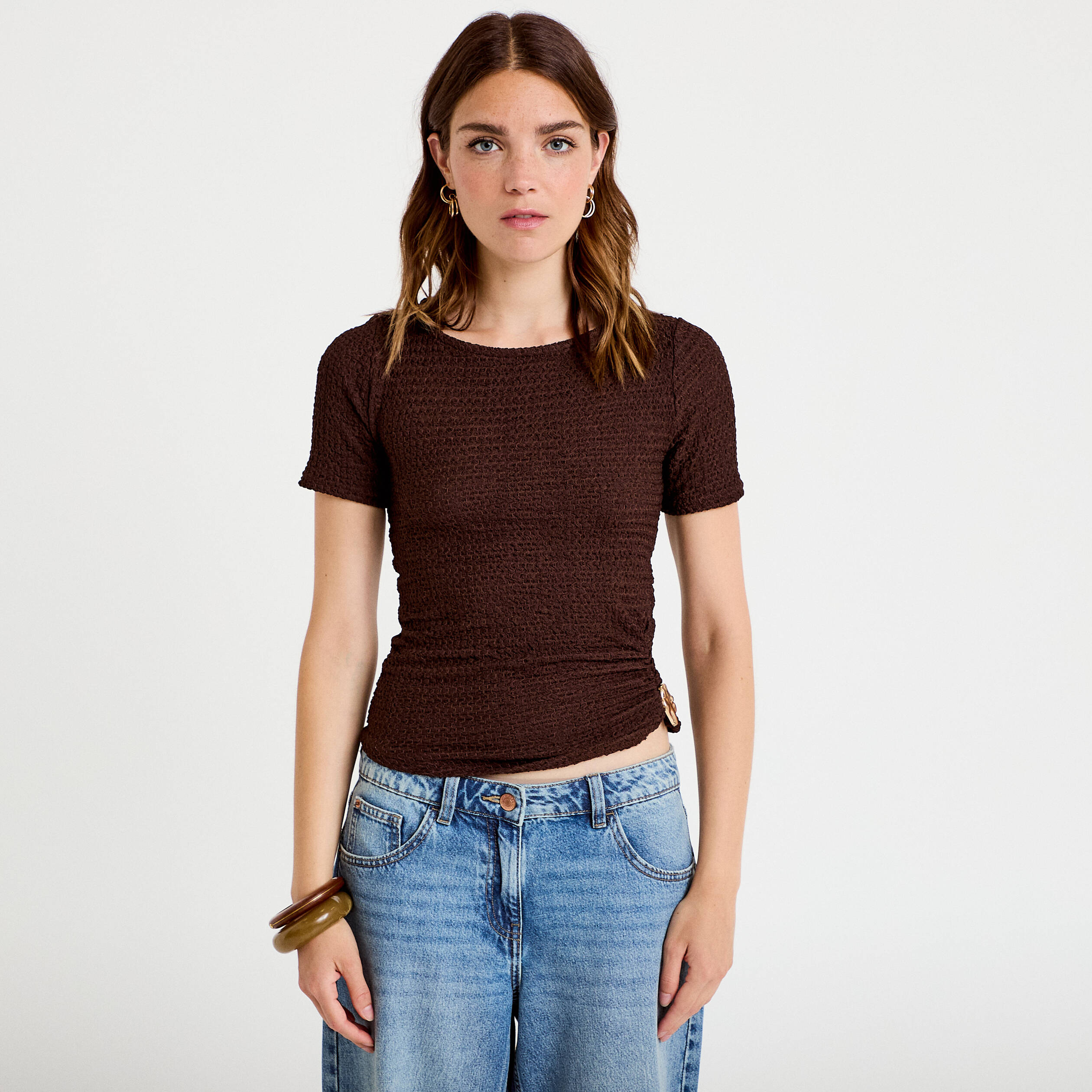 T-shirt col rond manches courtes bijou marron fonc&eacute; femme