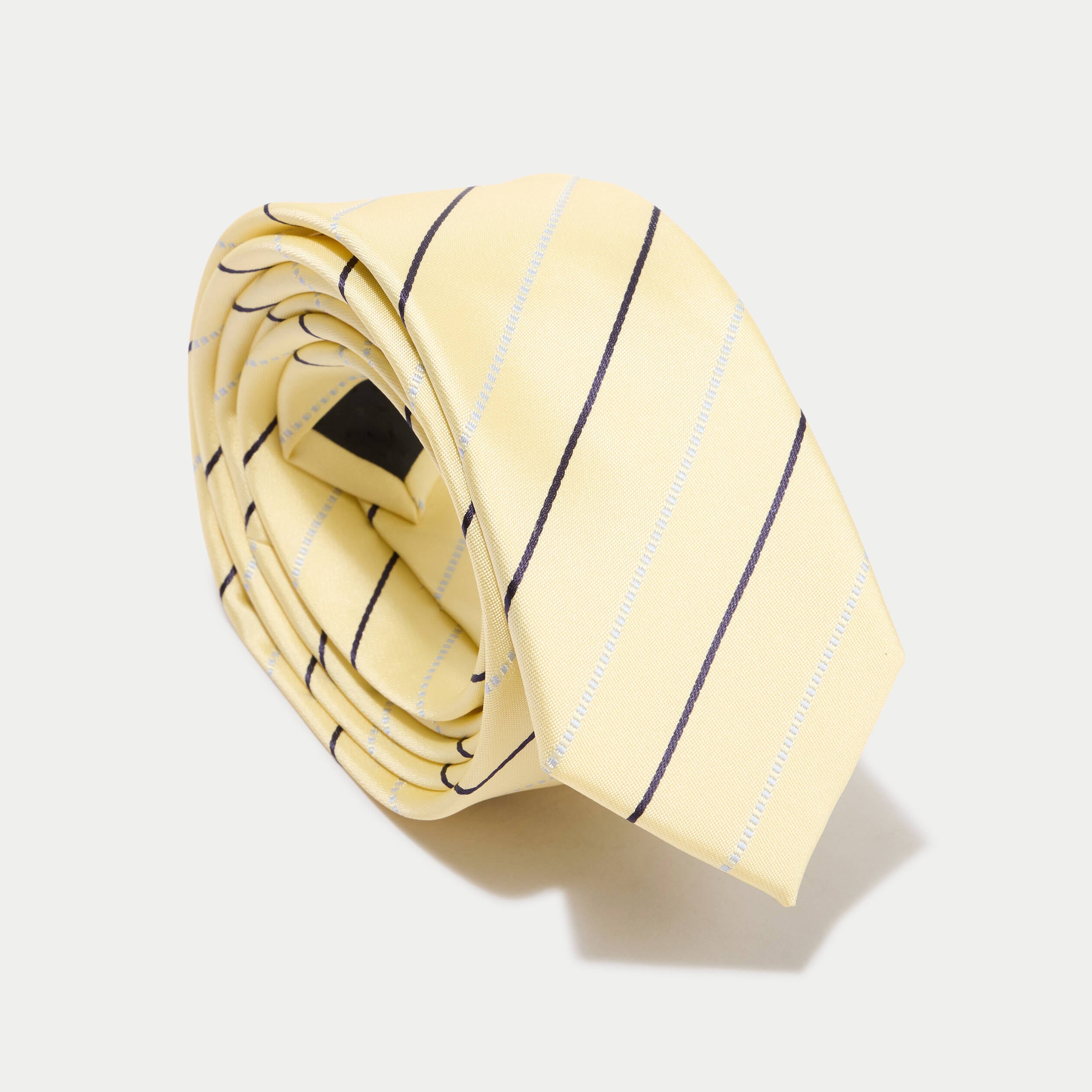 Cravate satin&eacute;e jaune pastel femme
