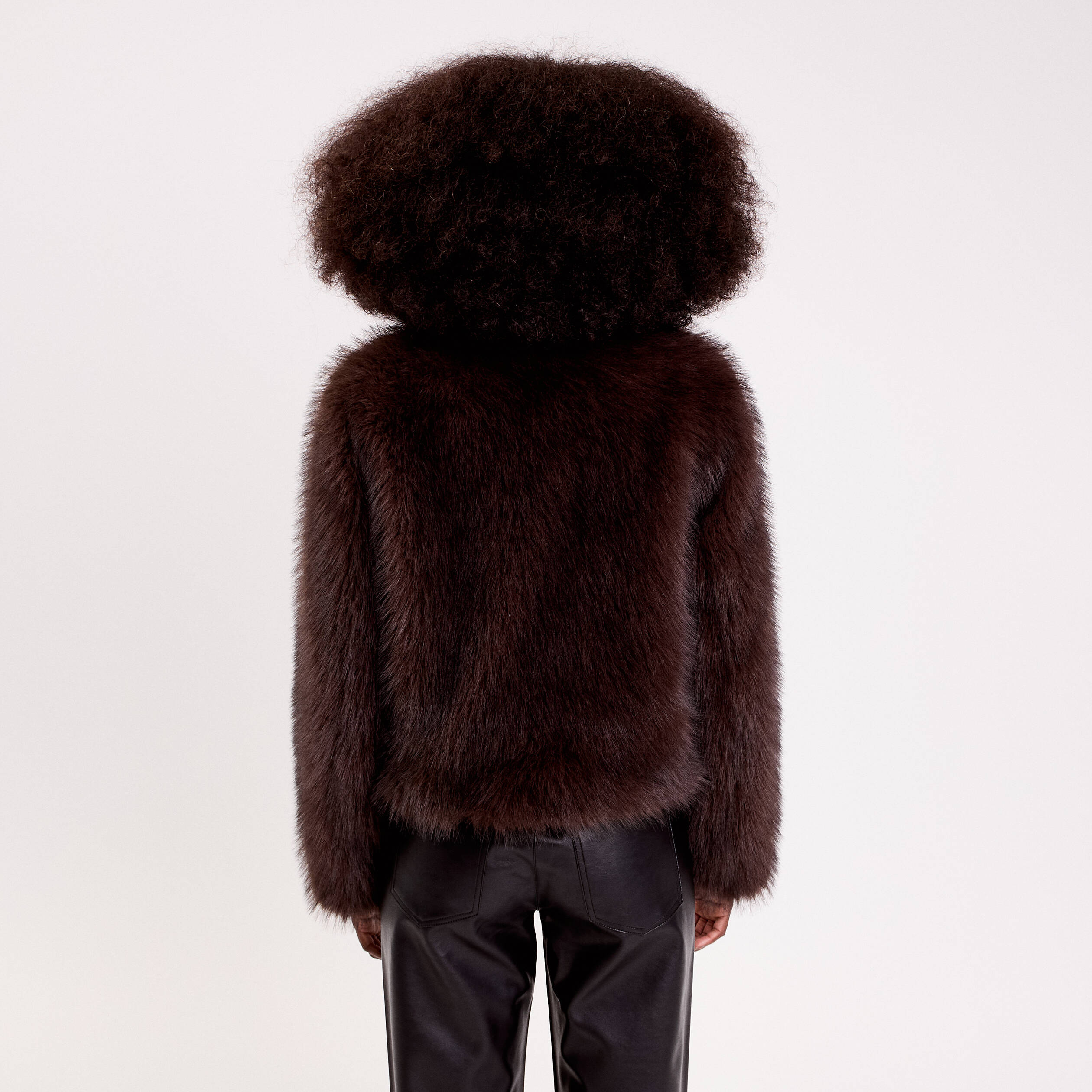 Veste courte en fausse fourrure marron fonc&eacute; femme