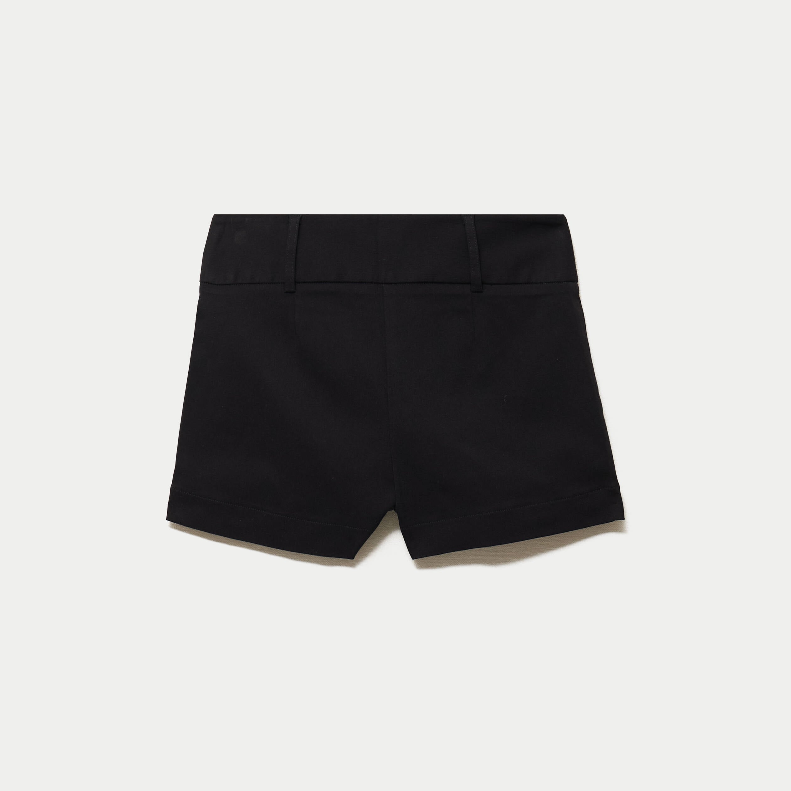 Short slim cigarette noir