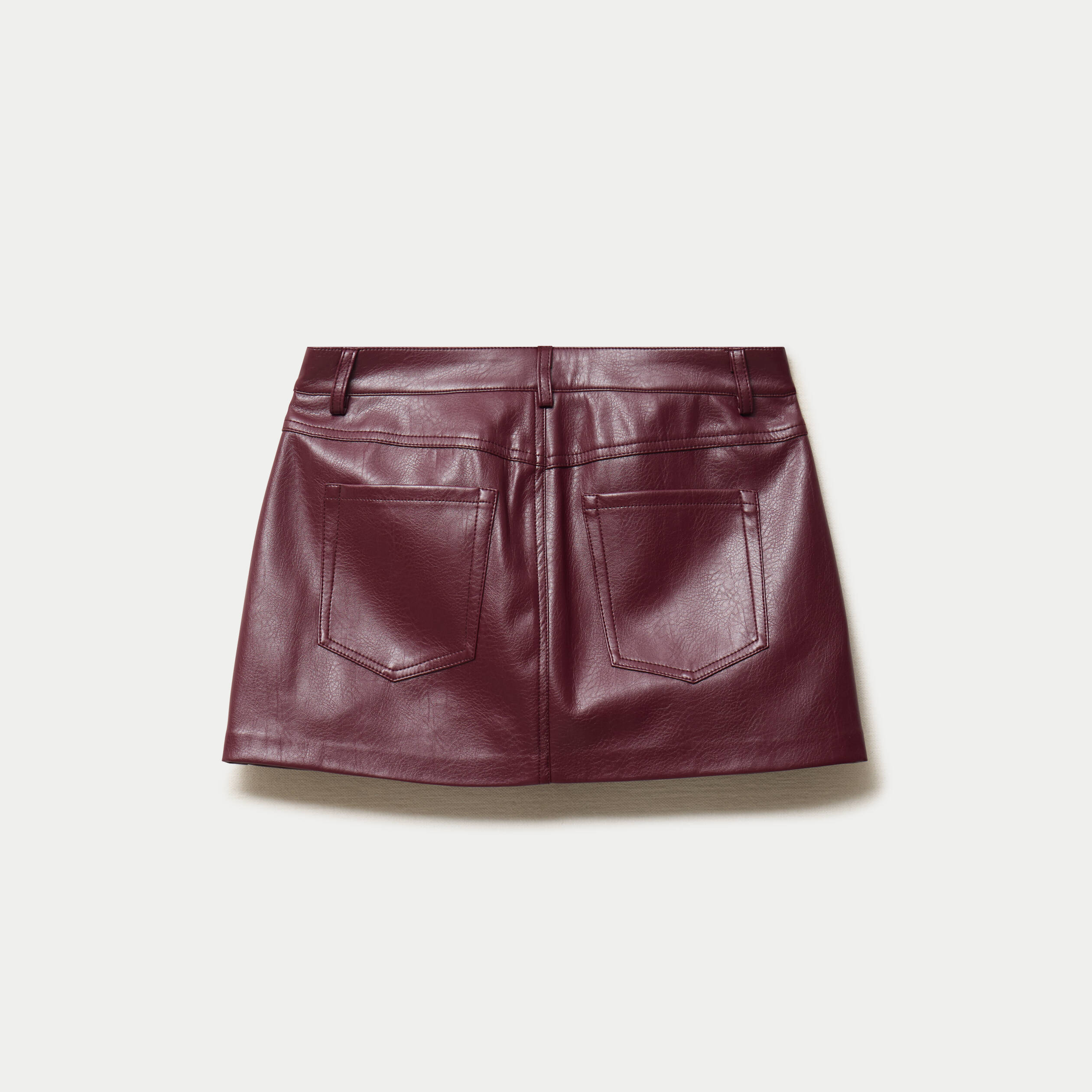 Jupe-short en similicuir bordeaux
