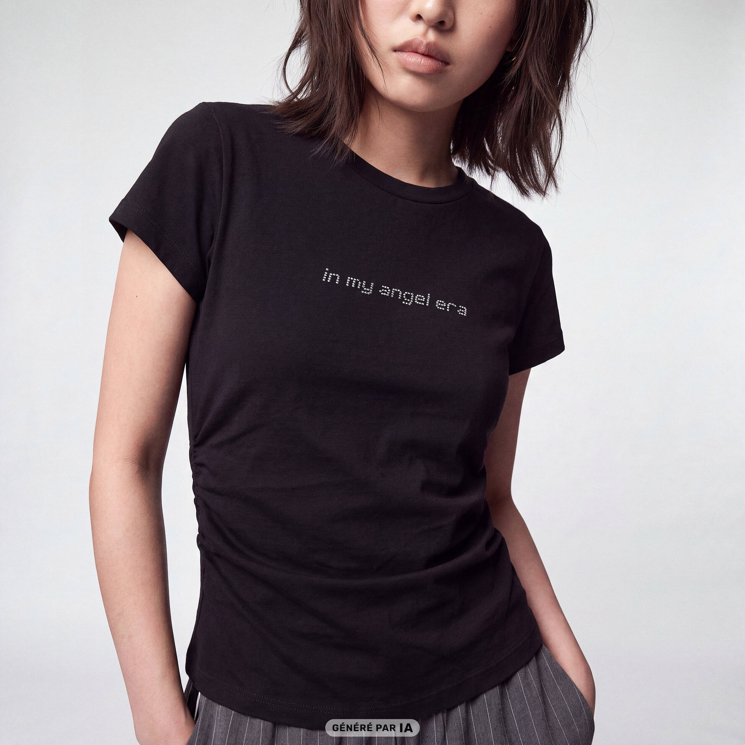 T-shirt cintr&eacute; manches courtes strass noir