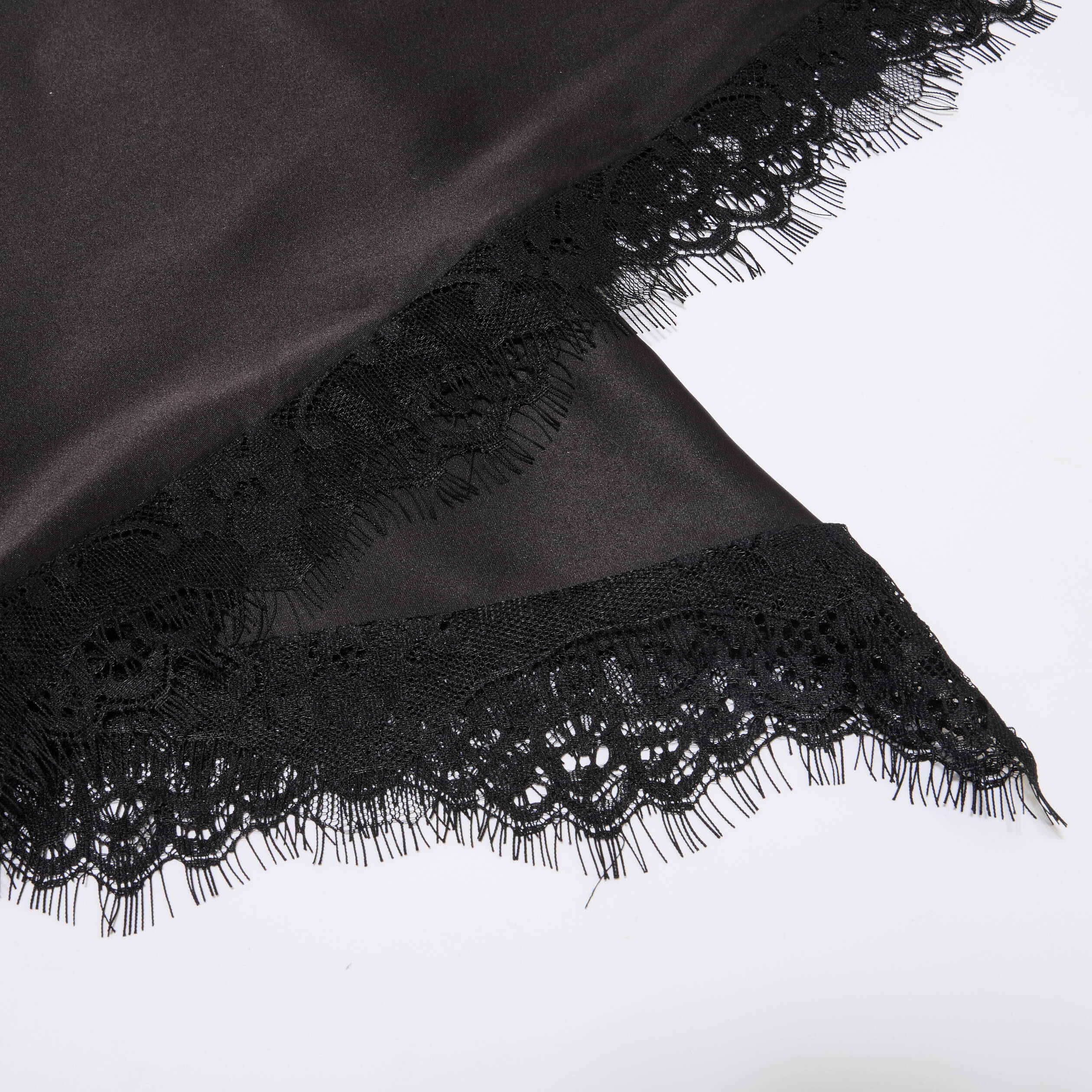 Foulard dentelle effet satin&eacute; noir
