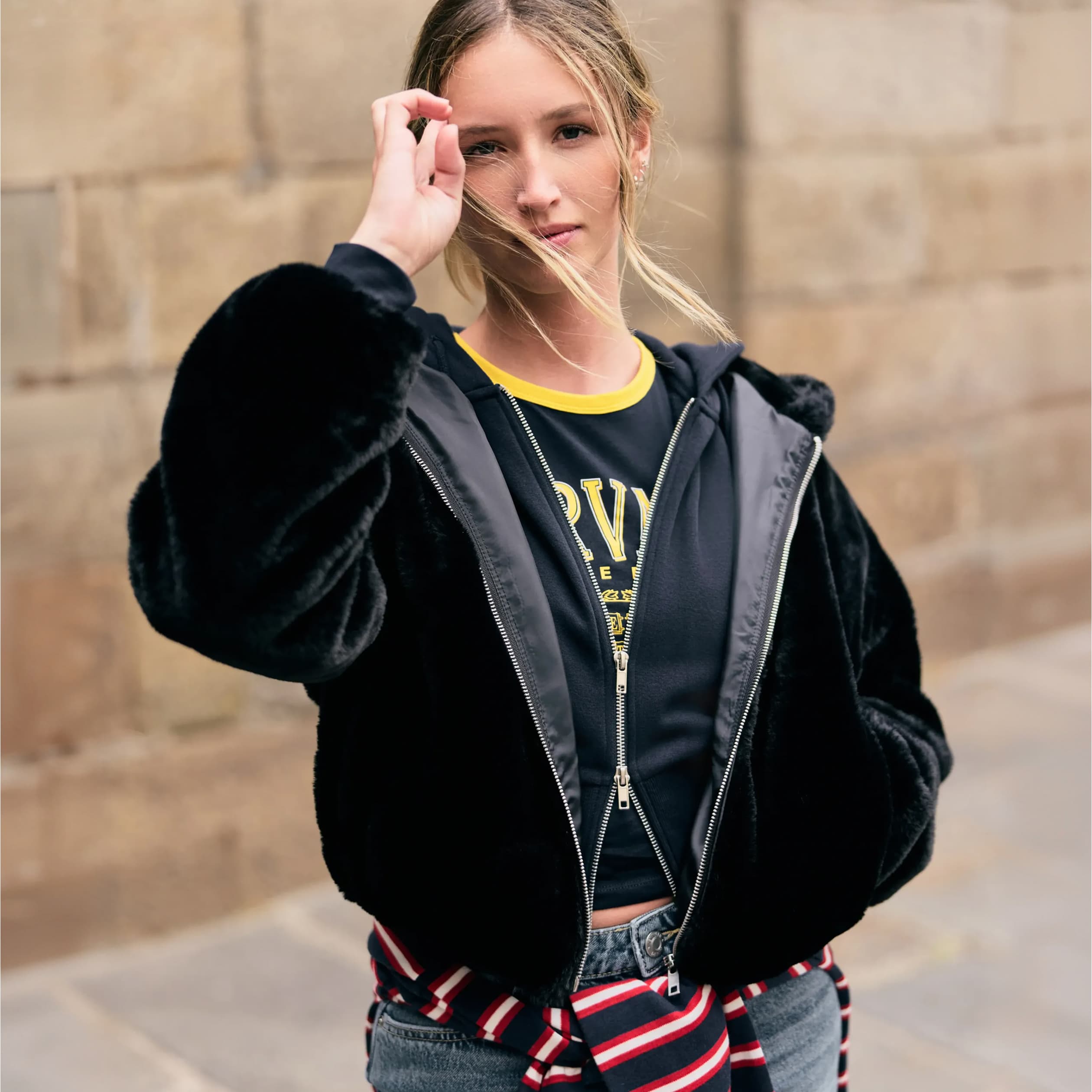 Blouson capuche fausse fourrure noir